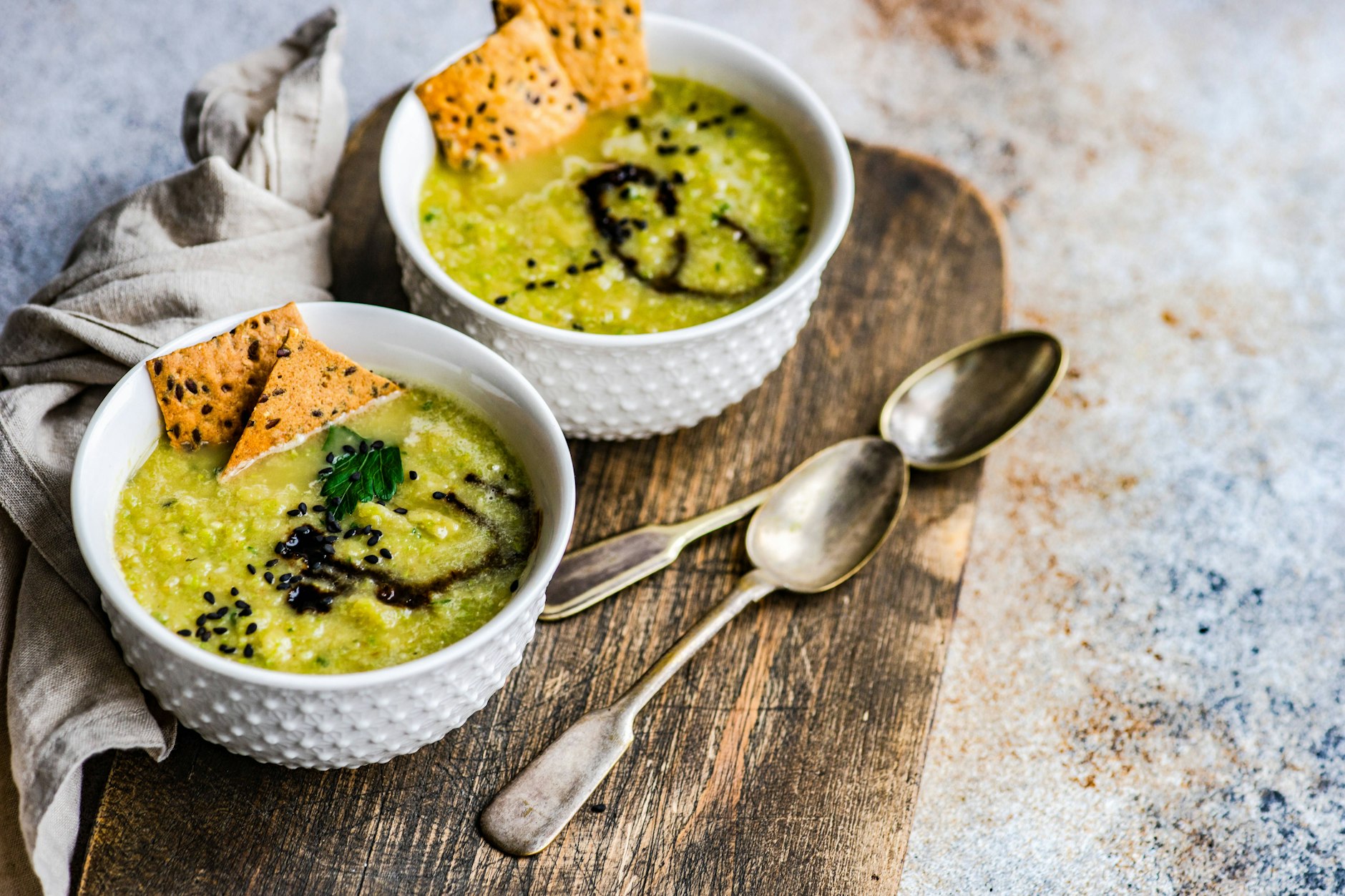 Probieren Sie das leckere Sommer-Rezept für Zucchinisuppe mit Crackern gleich mal aus.