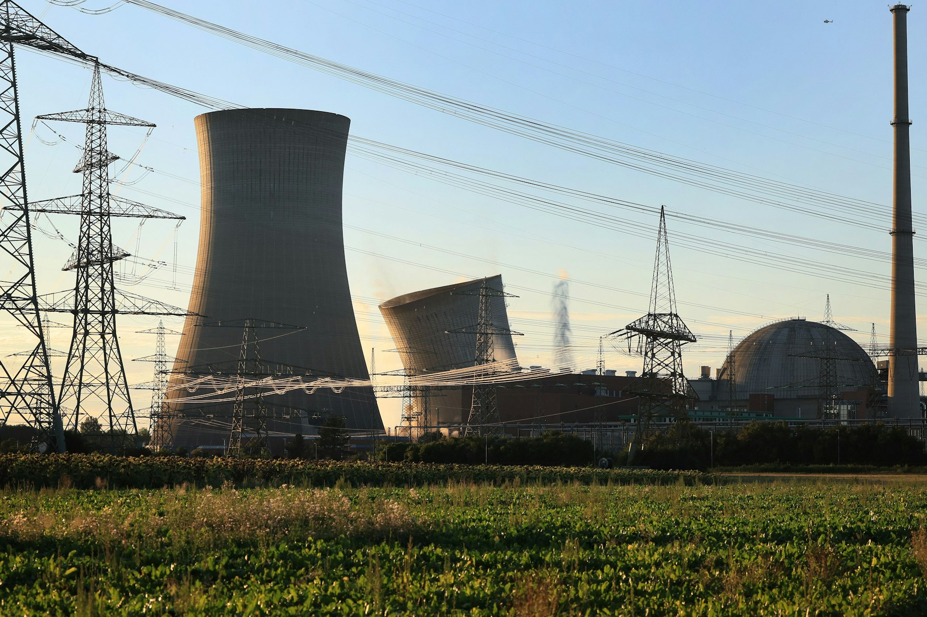 Bayern, Grafenrheinfeld: Der erste Kühlturm des stillgelegten Kernkraftwerkes stürzt nach der Sprengung zusammen.&nbsp;