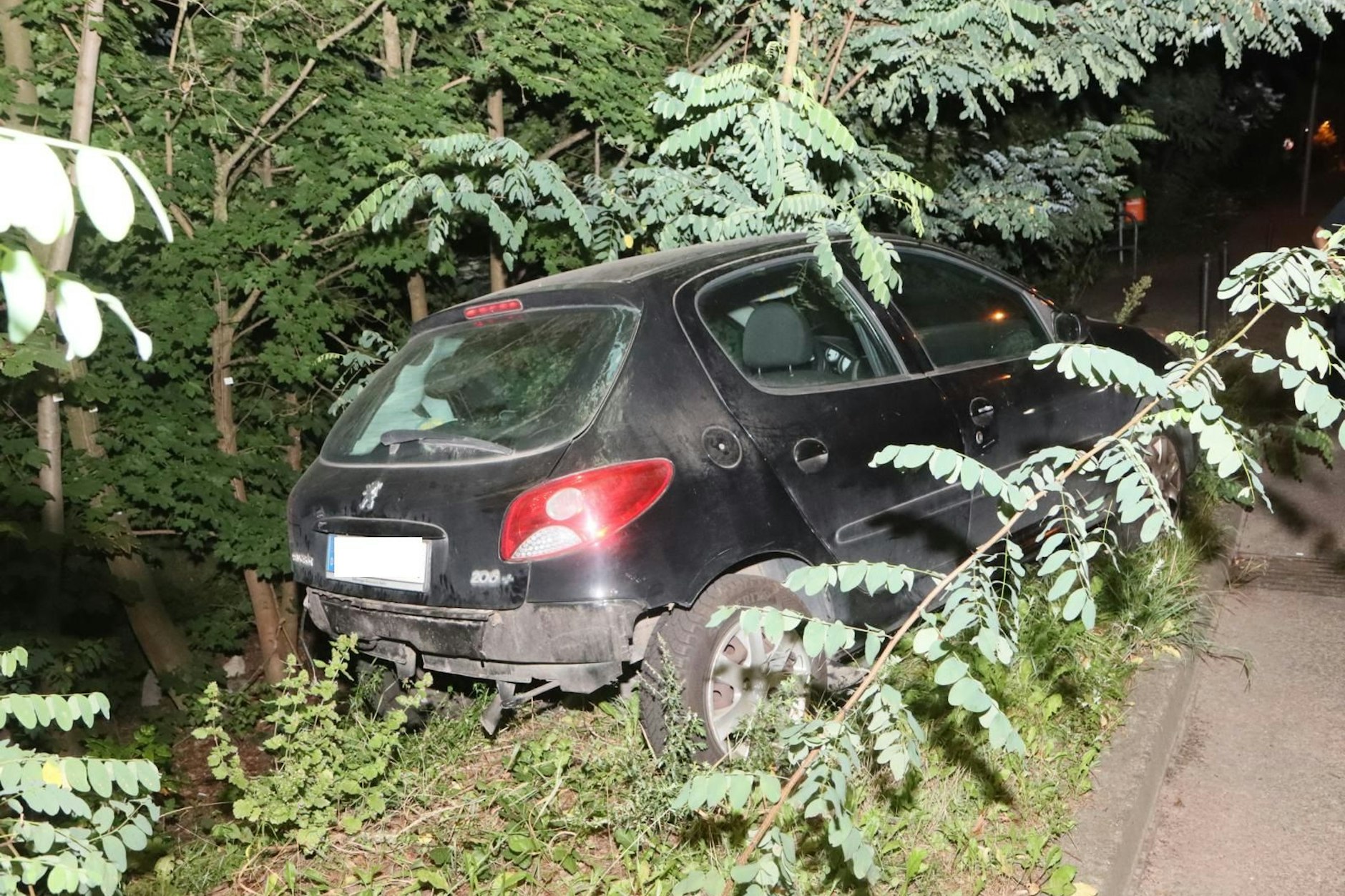 Ein Auto machte sich in Baumschulenweg selbstständig und verursachte einen Unfall.
