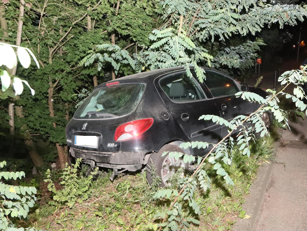 Altes Auto macht sich in Baumschulenweg selbstständig – und baut Unfall