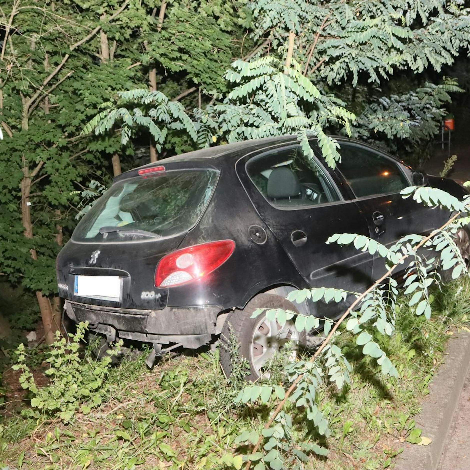 Altes Auto macht sich in Baumschulenweg selbstständig – und baut Unfall