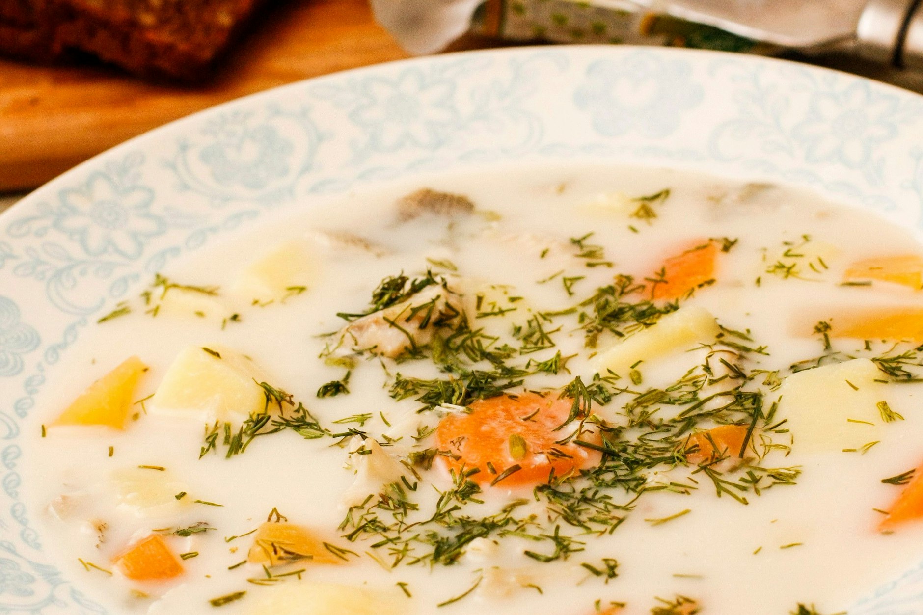 Die Schwedische Sommersuppe mit Lachs ist köstlich - und ganz einfach gemacht.