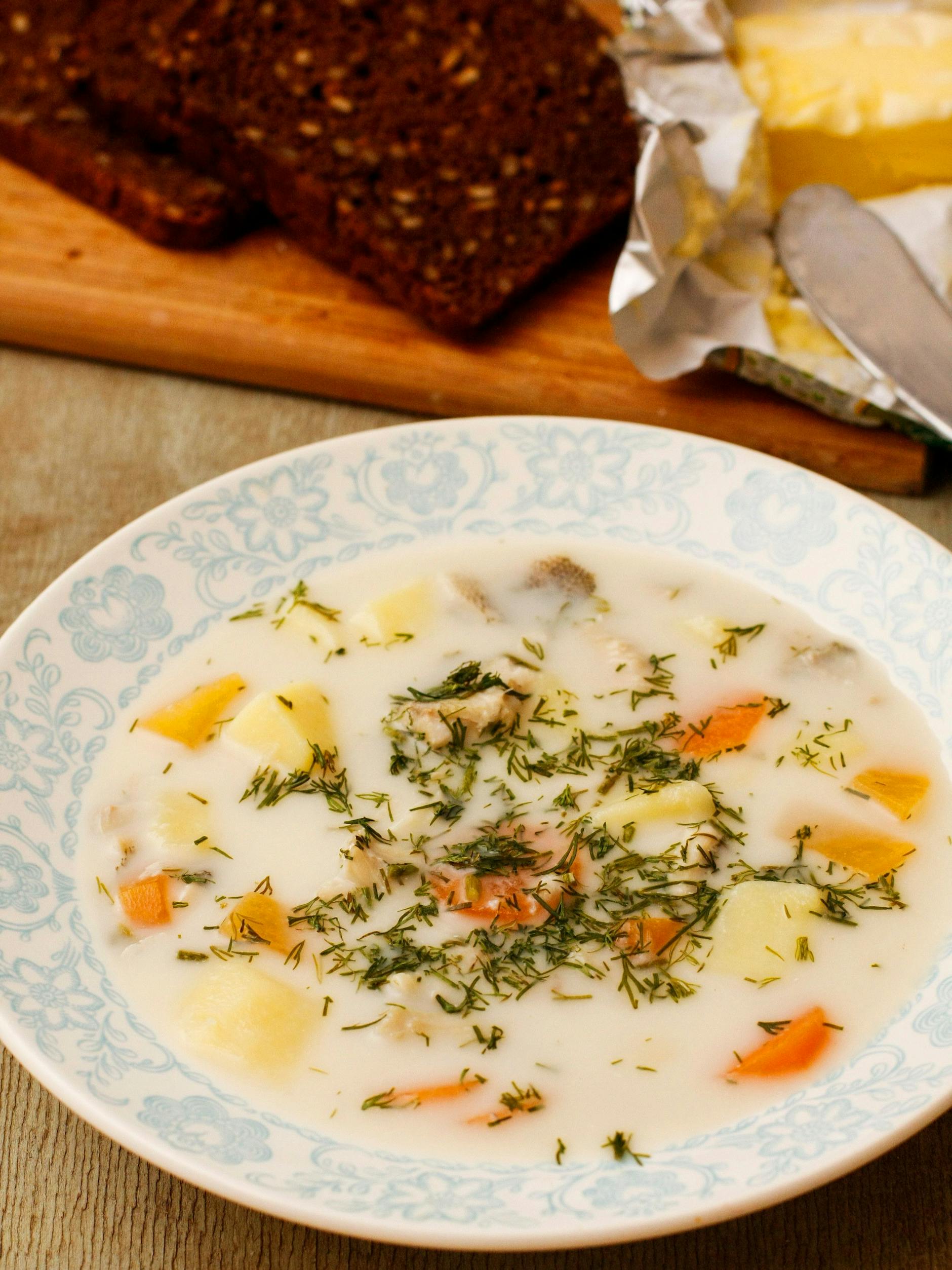 Zarter Lachs, knackiges Gemüse, frische Kräuter - die Sommersuppe ist ein Hochgenuss!