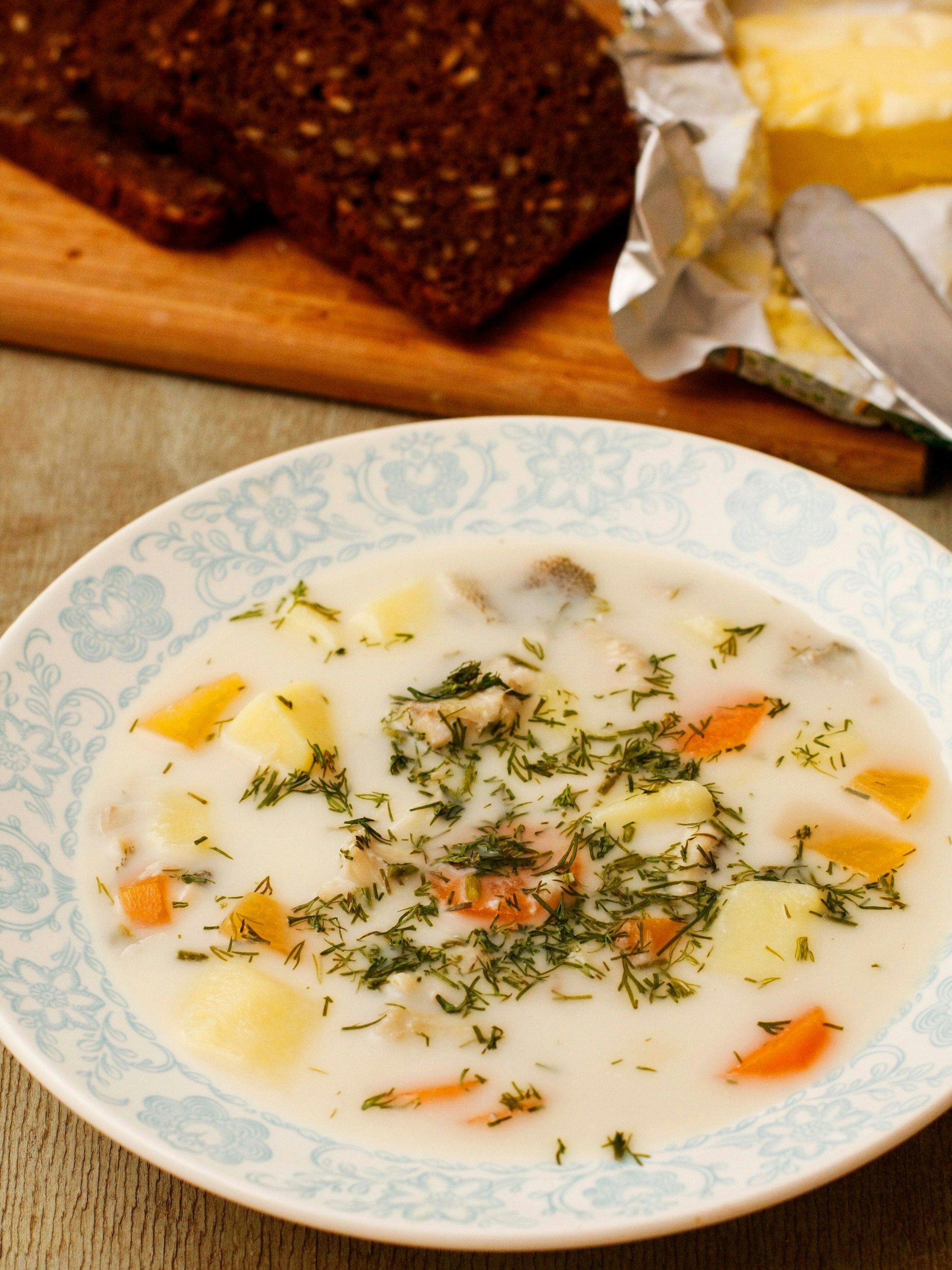Zarter Lachs, knackiges Gemüse, frische Kräuter - die Sommersuppe ist ein Hochgenuss! 