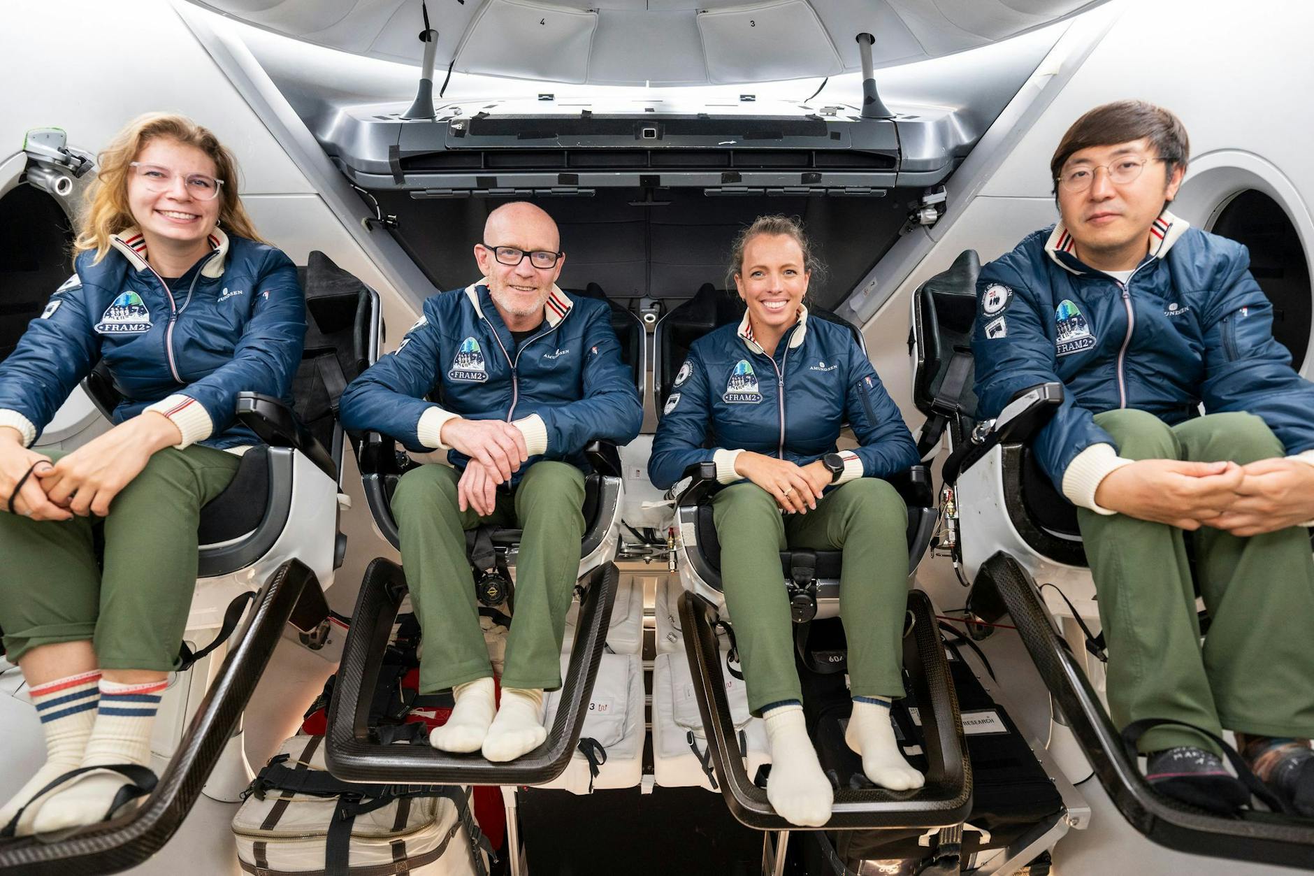 Das ist die SpaceX-Crew für die Ende 2024 geplante Mission „Fram2“ (v.l.n.r.): Rabea Rogge, Eric Philips, Jannicke Mikkelsen und Chun Wang üben in einer „Dragon“-Kapsel von SpaceX.
