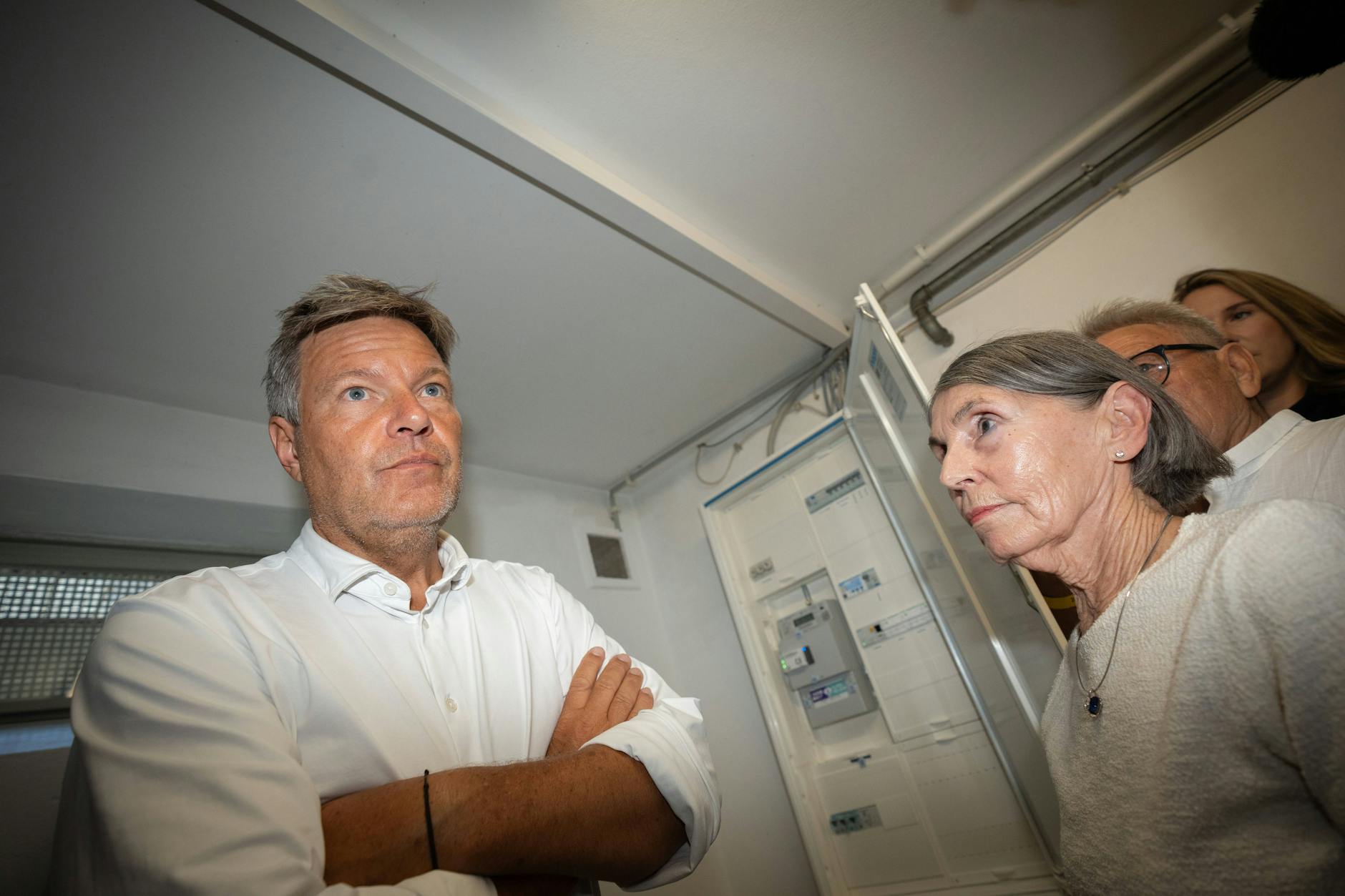 Die Heizanlage im Blick: Bundeswirtschaftsminister Robert Habeck (Grüne) steht bei einem Besuch in Bremen im Keller eines Privathauses.