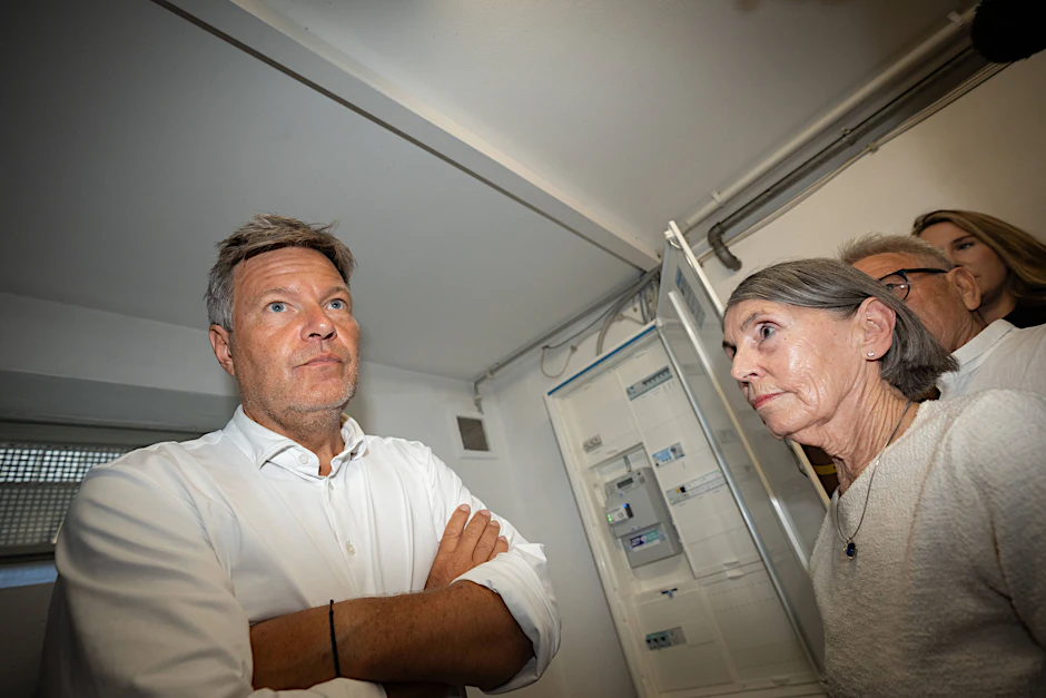 Die Heizanlage im Blick: Bundeswirtschaftsminister Robert Habeck (Grüne) steht bei einem Besuch in Bremen im Keller eines Privathauses.