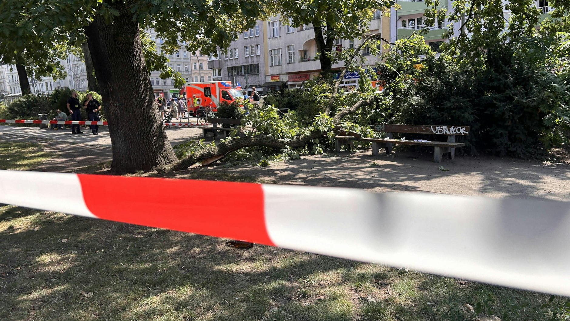 Die Unglücksstelle wurde von der Feuerwehr abgesperrt. 