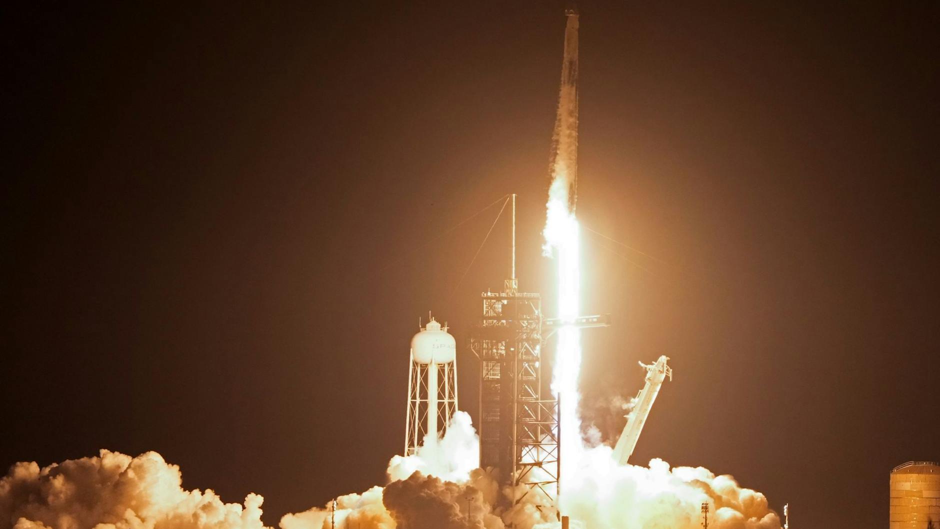 So sieht der Start einer «Crew Dragon» der privaten Raumfahrtfirma SpaceX aus. Im Dezember könnte Rabea Rogge an Bord sein.