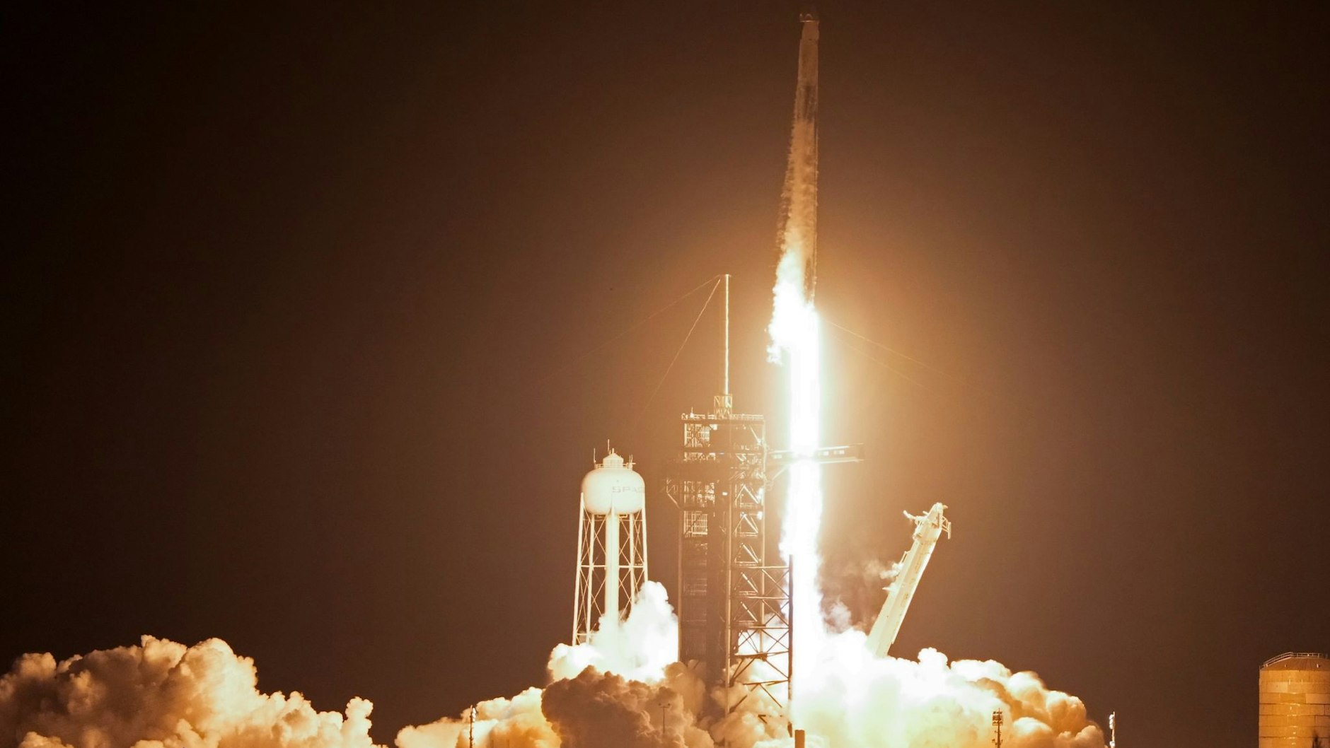 So sieht der Start einer «Crew Dragon» der privaten Raumfahrtfirma SpaceX aus. Im Dezember könnte Rabea Rogge an Bord sein. 