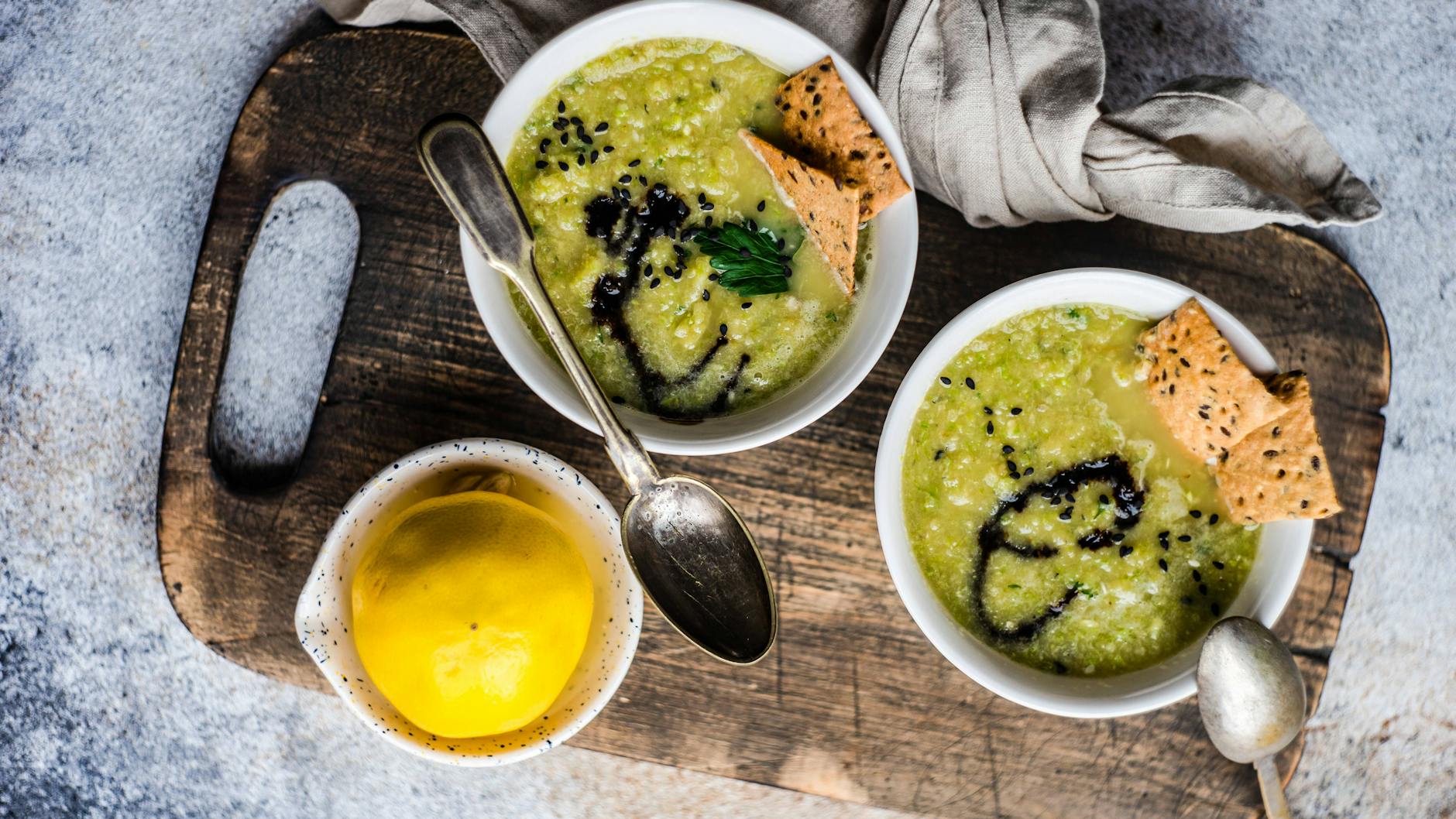 Das Rezept für Zucchinisuppe mit Crackern ist perfekt im Sommer.
