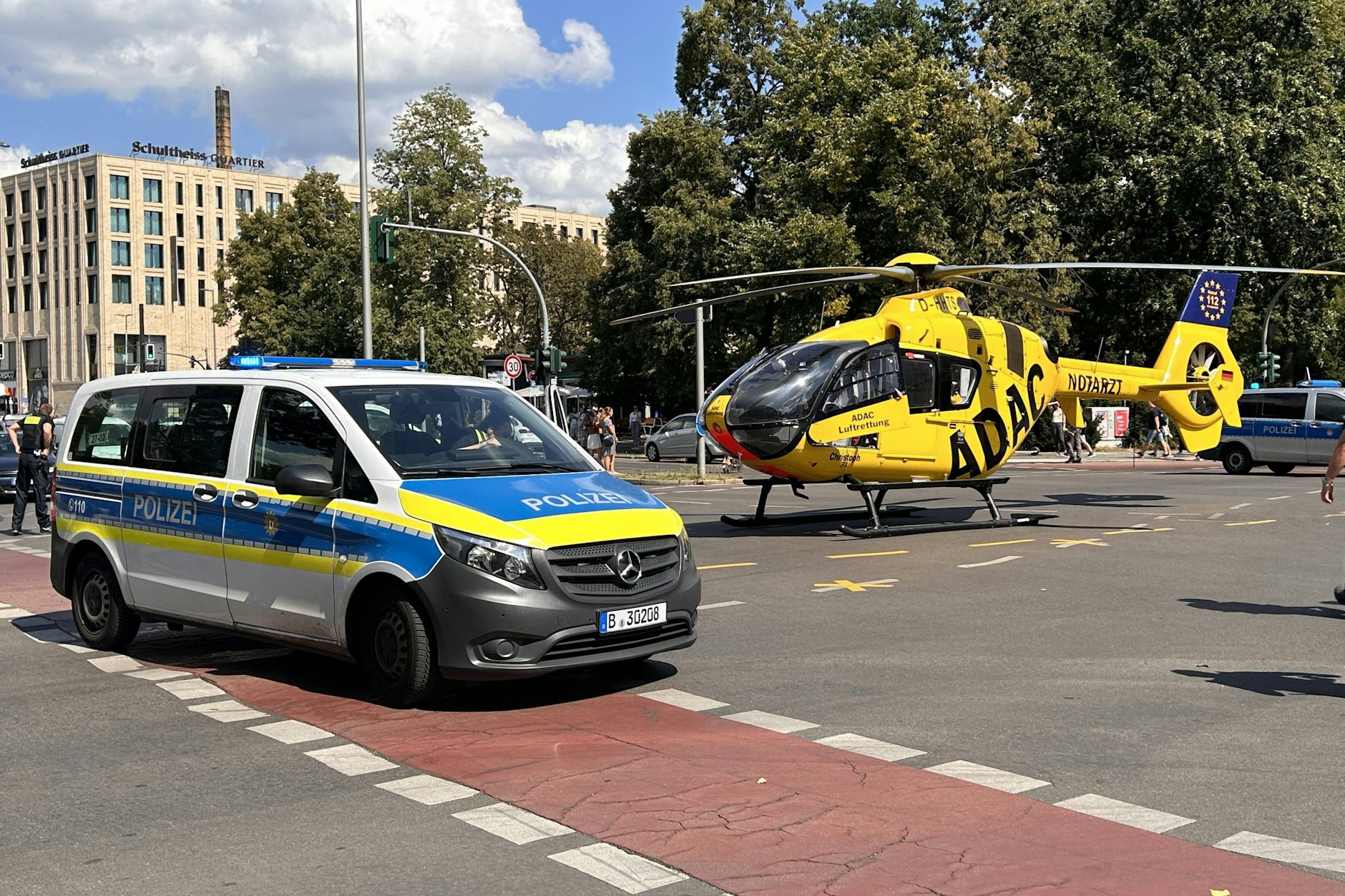 Der Schwerverletzte wurde mit dem Rettungshubschrauber in eine Klinik geflogen.
