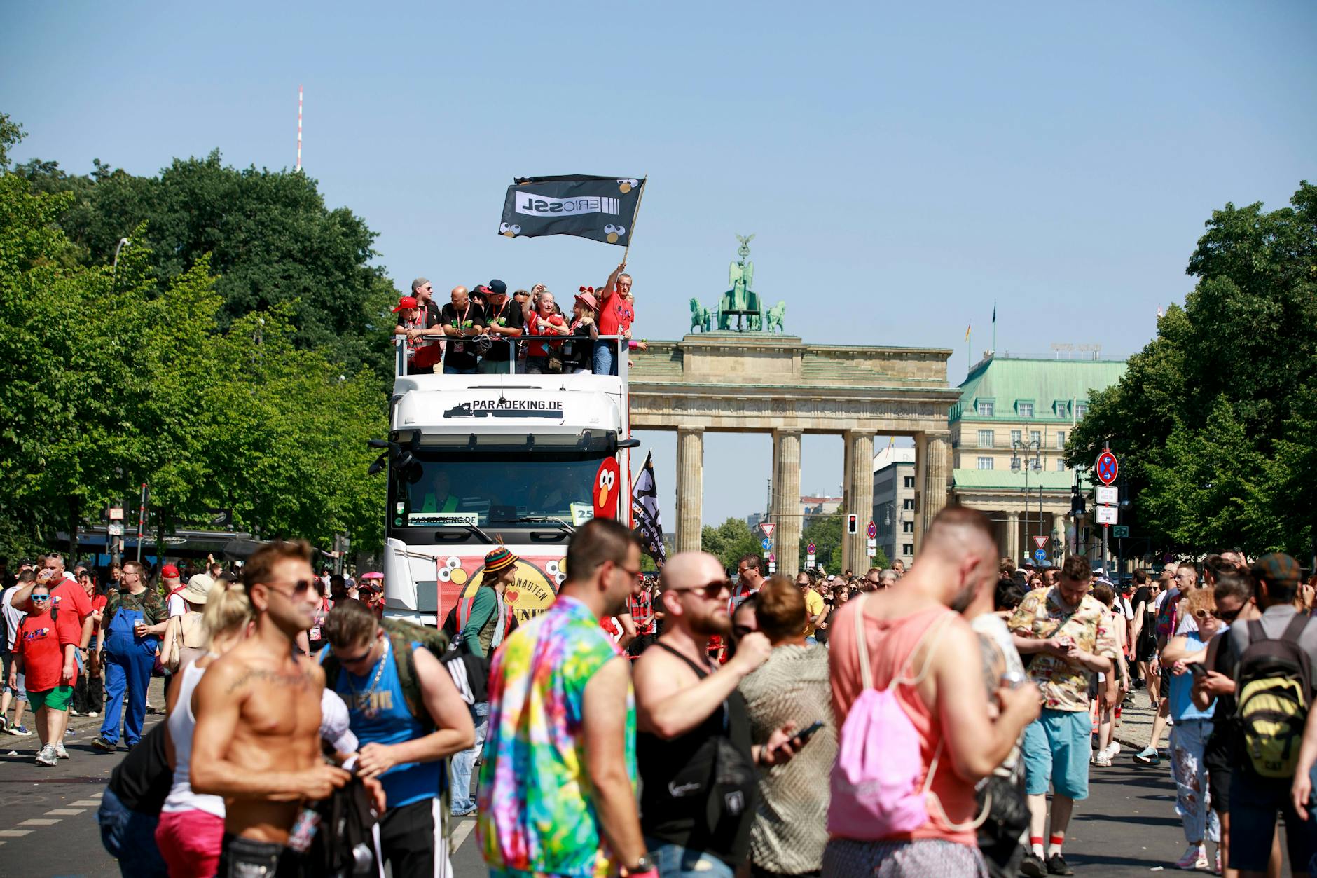 "Rave The Planet" ist ein großes elektronisches Musikfestival, das in Berlin stattfindet und als Nachfolger der legendären Love Parade gilt. Es wurde von Dr. Motte, einem der ursprünglichen Gründer der Love Parade, ins Leben gerufen und feierte 2022 sein Debüt.