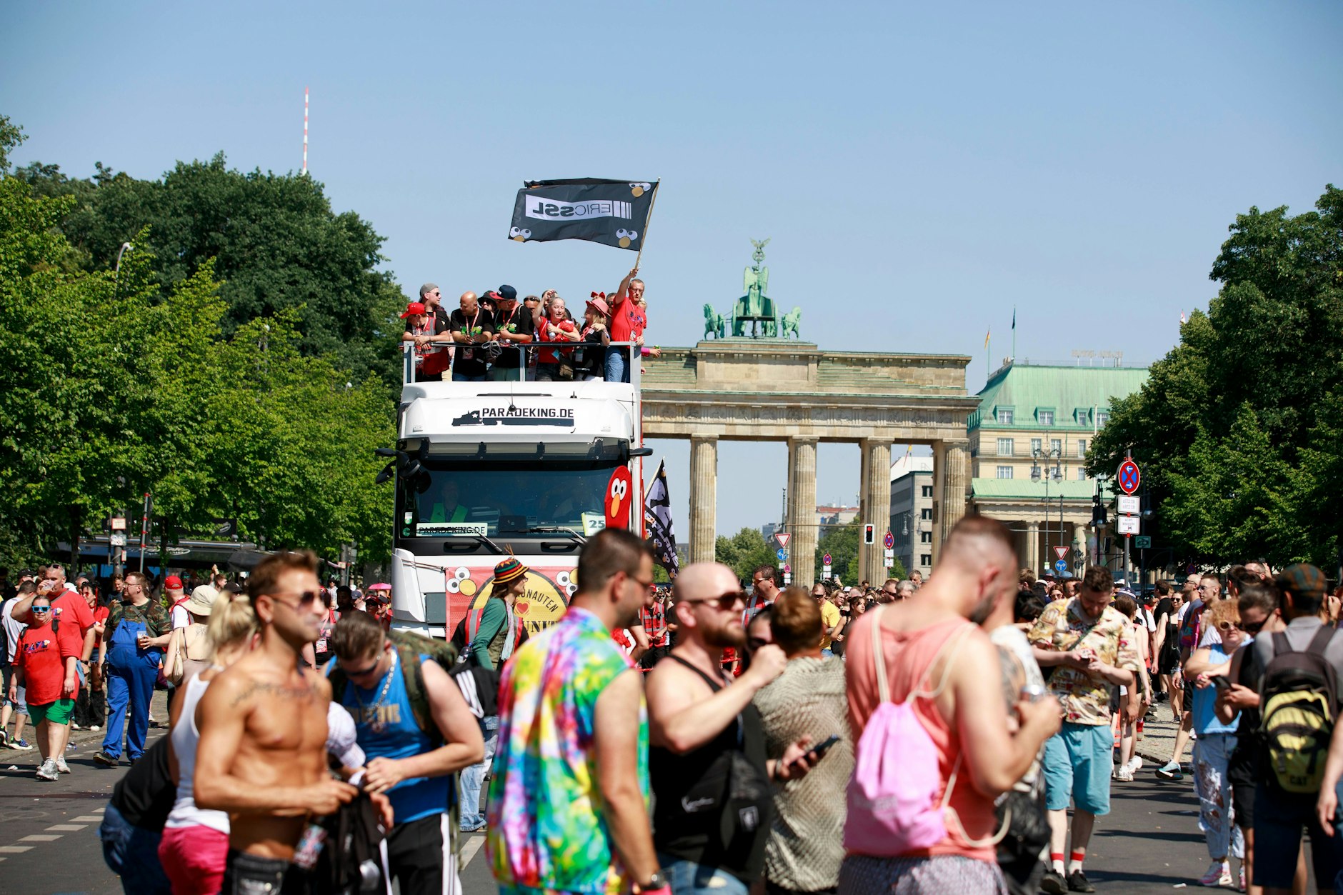 "Rave The Planet" ist ein großes elektronisches Musikfestival, das in Berlin stattfindet und als Nachfolger der legendären Love Parade gilt. Es wurde von Dr. Motte, einem der ursprünglichen Gründer der Love Parade, ins Leben gerufen und feierte 2022 sein Debüt.