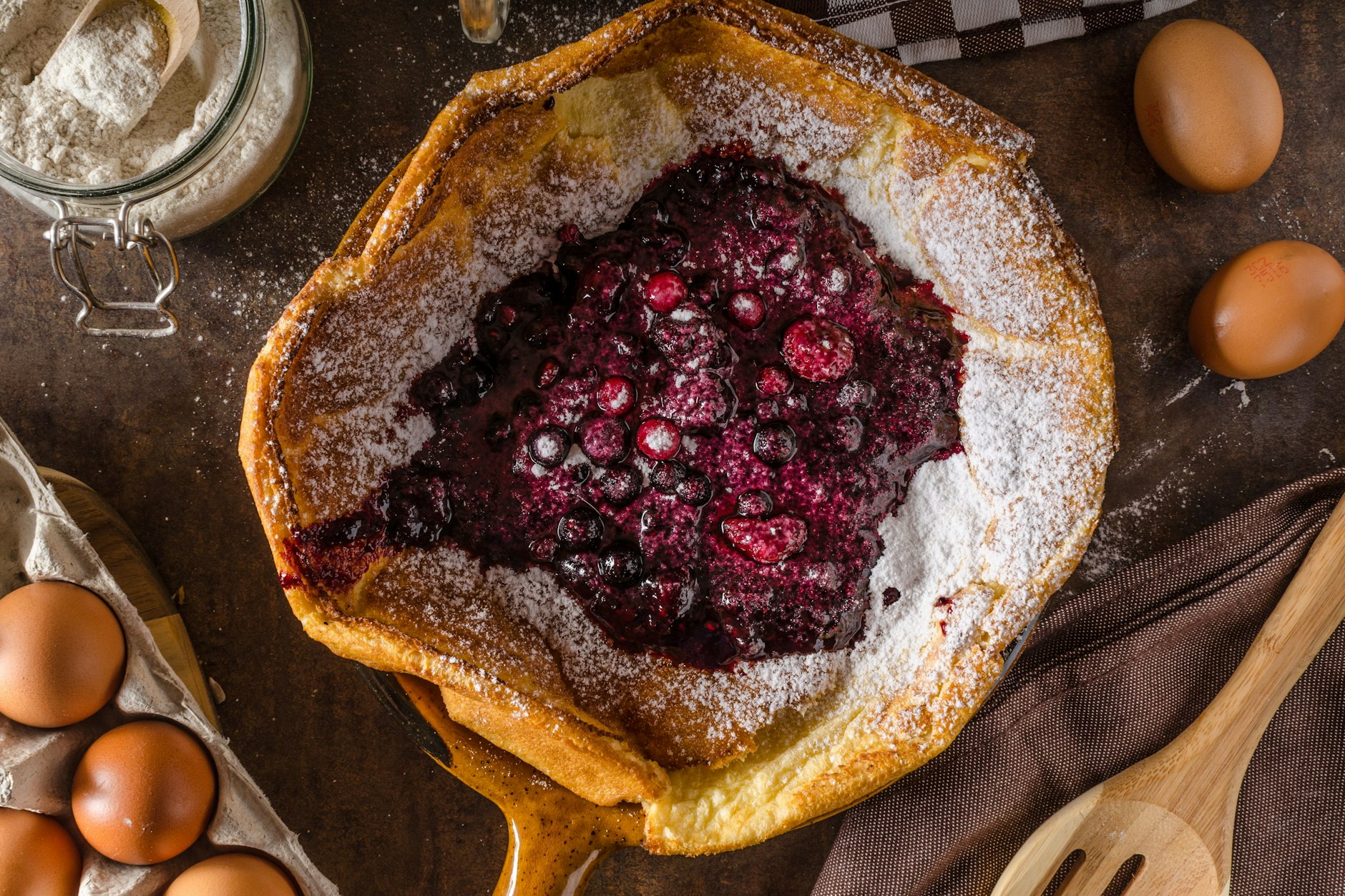 Bestäuben Sie den Pfannkuchen mit Puderzucker – mit diesem Rezept gelingt Ihnen Mamas Ofenpfannkuchen auch! 