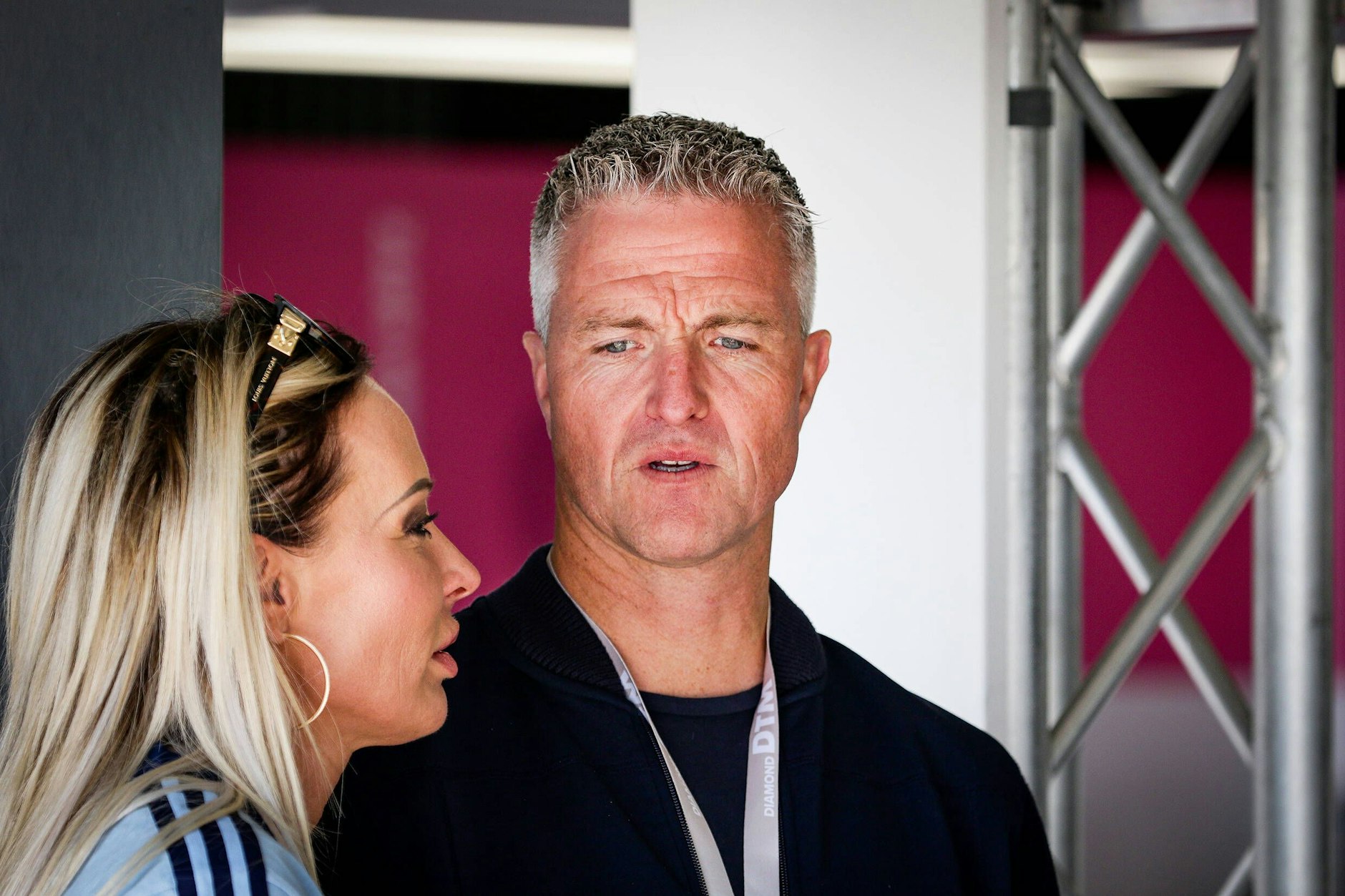 Ralf und Cora streiten sich öffentlich um die Wahrheit.