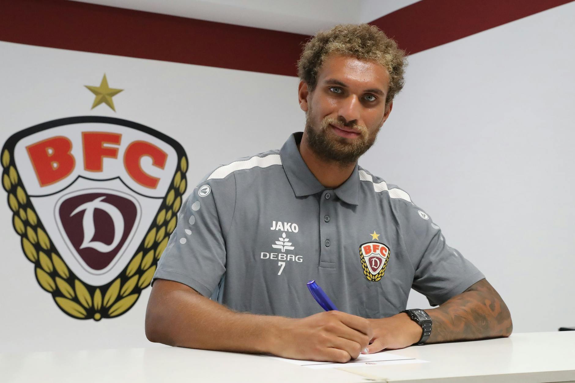 Kevin Lankford setzt die Unterschrift unter seinen Vertrag beim BFC Dynamo.