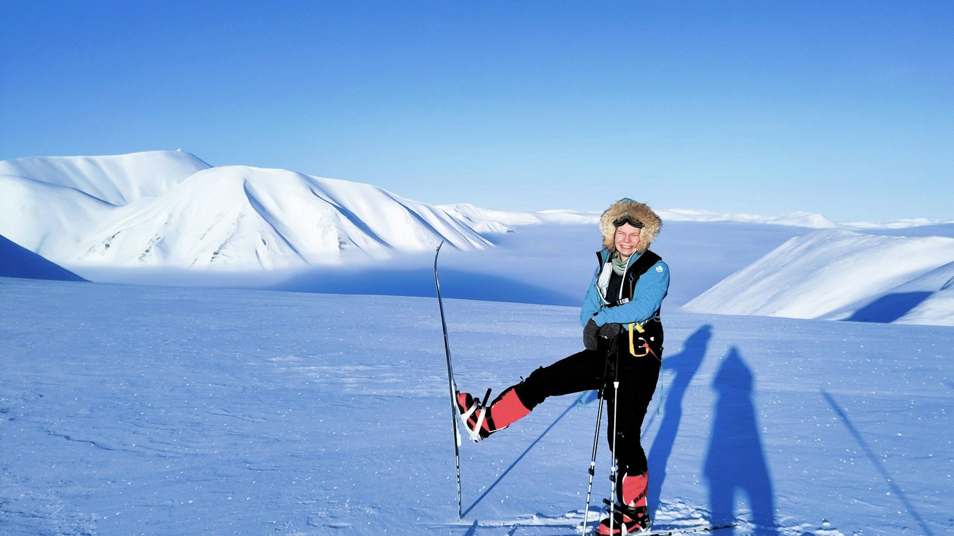 Rabea Rogge ist bei einem Training auf Spitzbergen mit Skiern unterwegs. Hier begann ihr Traum von einer Expedition ins Weltall.