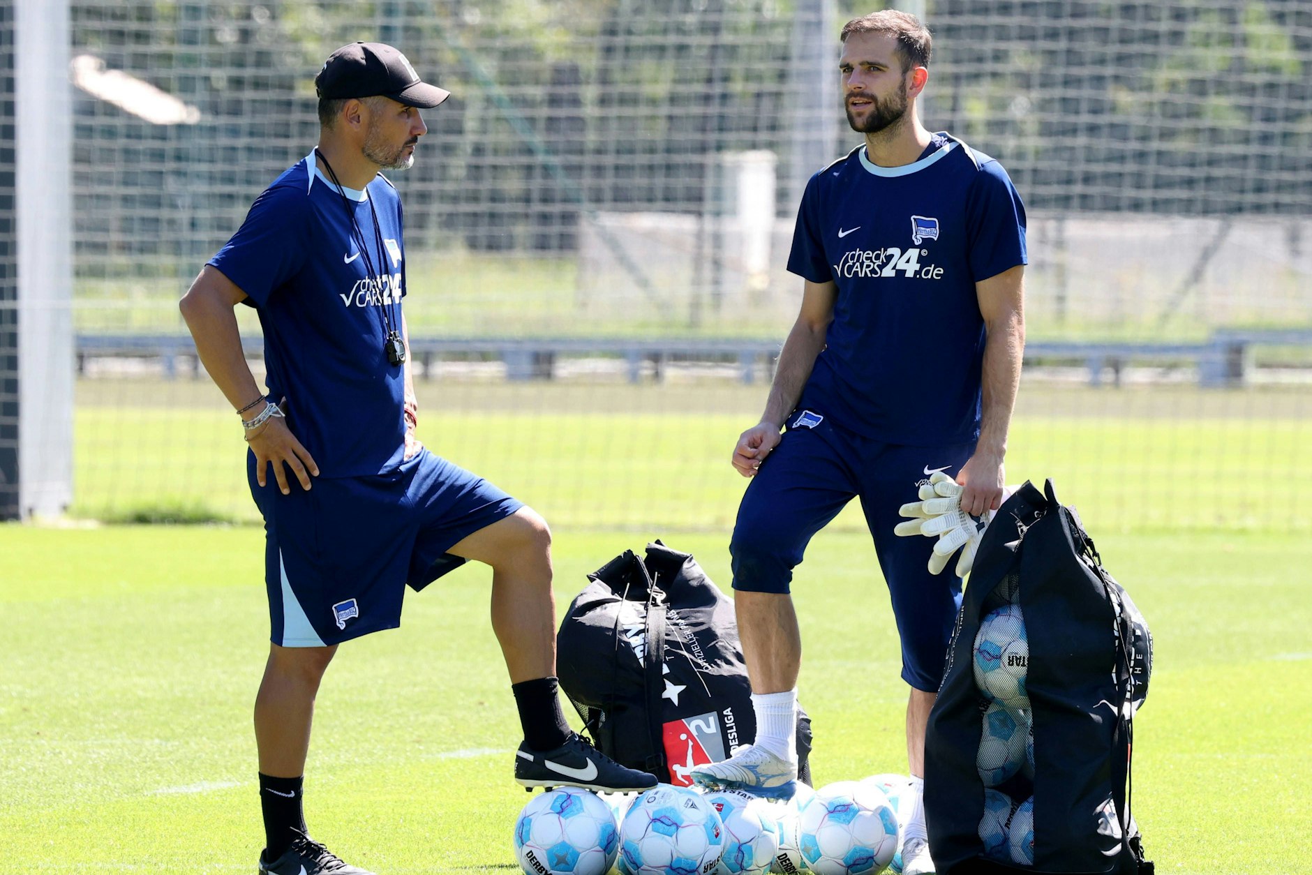 Gespräch unter Männern: Hertha-Trainer Cristian Fiel und Torwart Marius Gersbeck auf dem Schenckendorffplatz.