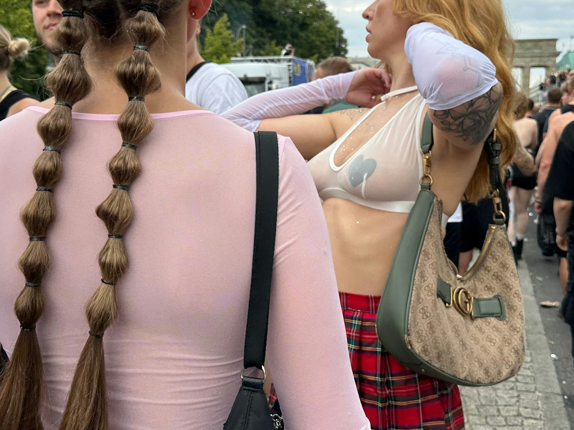 Zopfvariation, Herzchenbrust und Gucci-Tasche