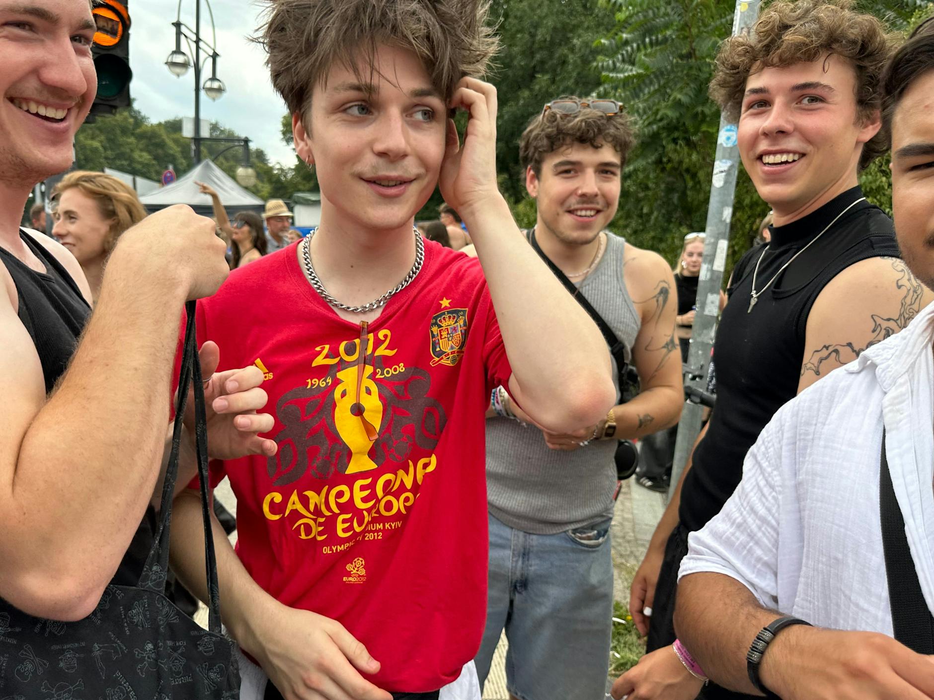 Wuschlige Haare unter Freunden