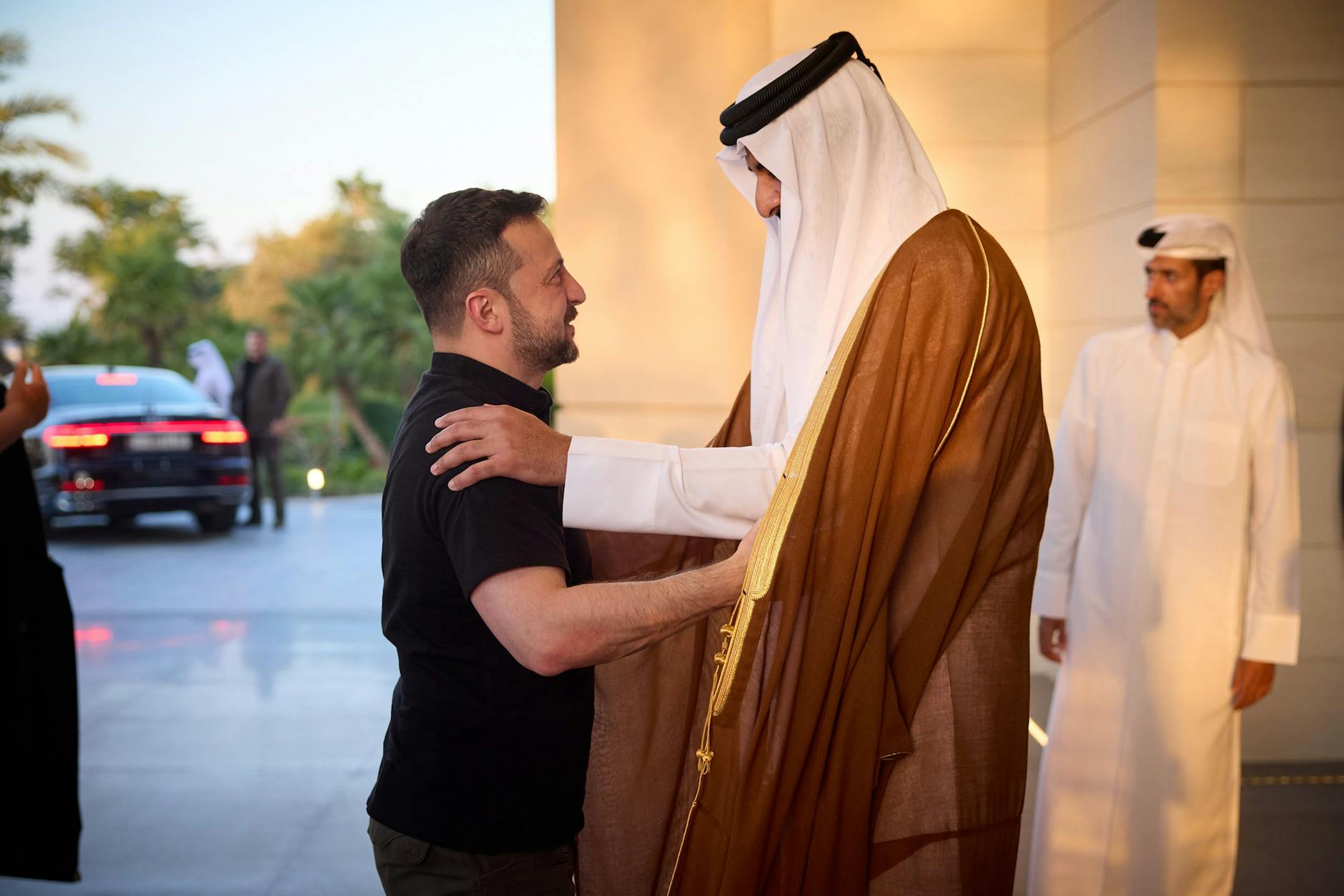 Der Emir von Katar Tamim bin Hamad Al-Thani (Mitte r) begrüßt den ukrainischen Präsidenten Wolodymyr Selenskyj im Lusail-Palast (Archivbild).