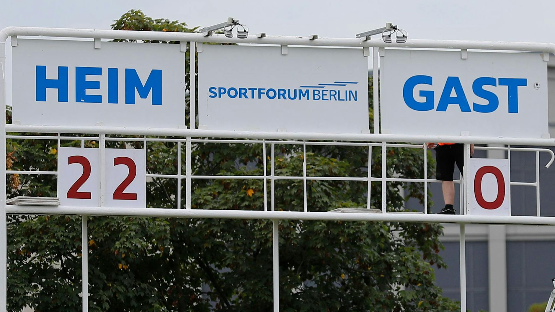 Wer es nicht glauben mag, kann es hier an offizieller Stelle nachlesen: Der BFC gewinnt 22:0 gegen den FC Karame. 