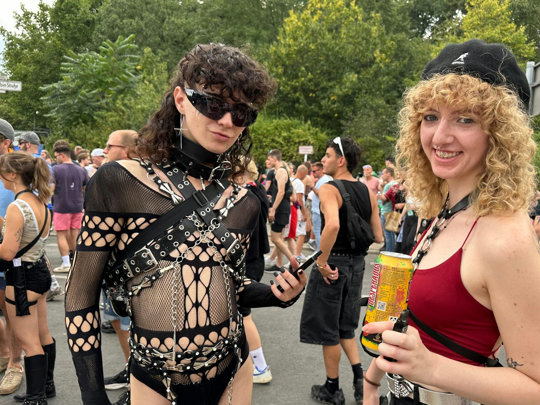 Es gab viel Ober- und Unterteile mit Cut-outs zu sehen, links eine ganz besonders raffinierte Variante.