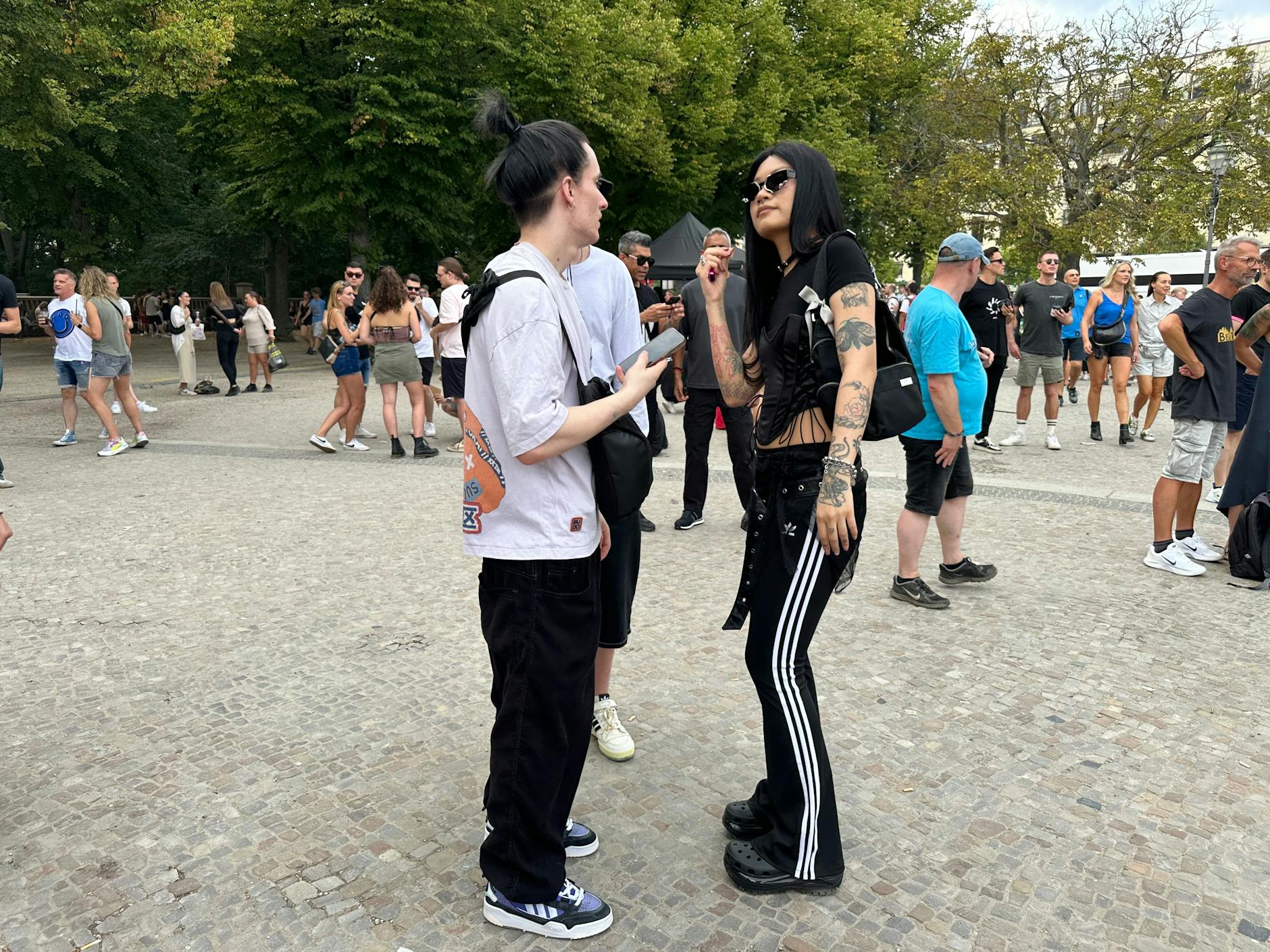 Schick in Adidas – ein Look, der heute auch an Universitäten getragen wird.