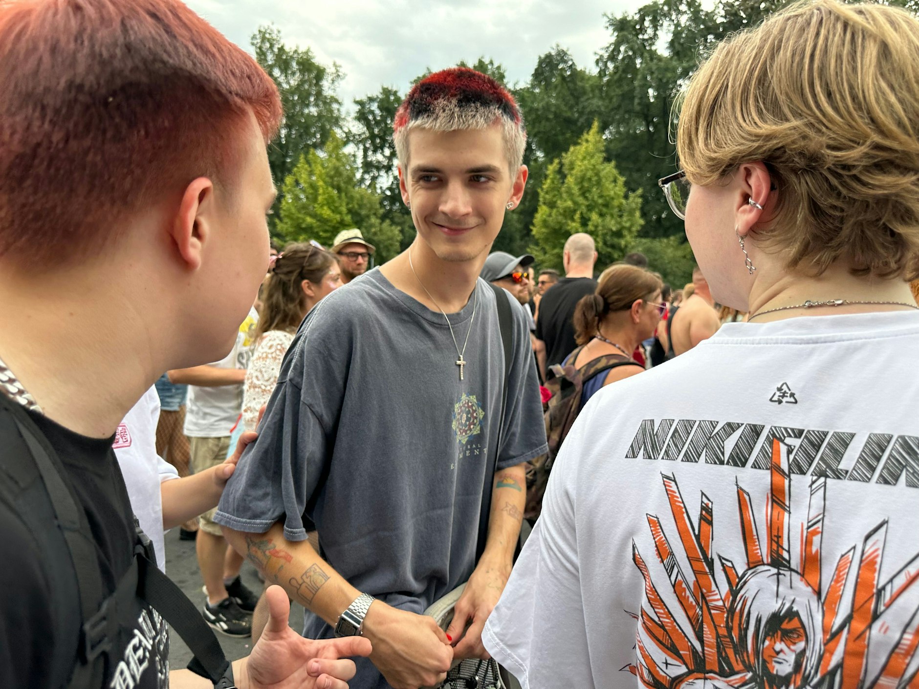 Nicht jedem stehen experimentell gefärbte Haare, diesem jungen Mann schon!