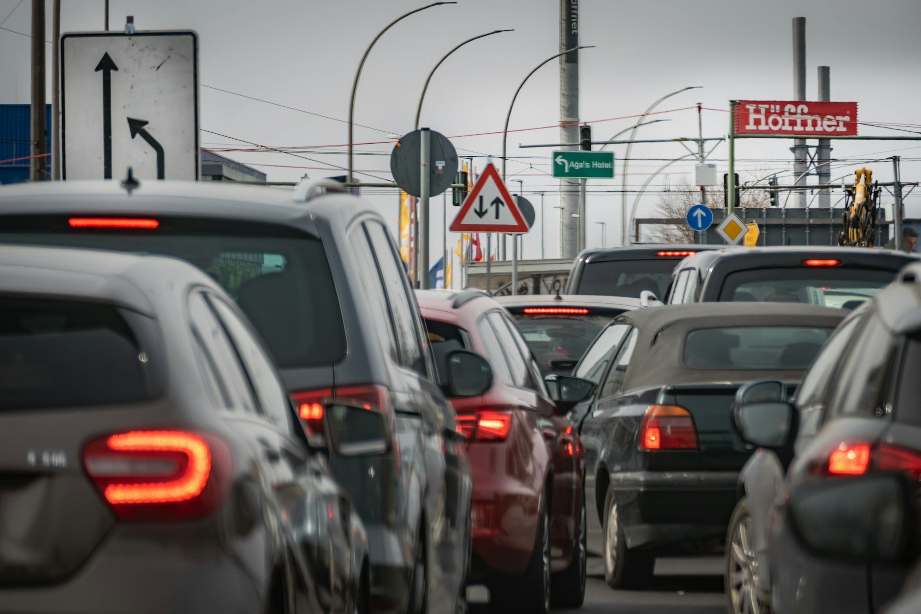 Auf der Landsberger Allee kommt es mal wieder an einer neuen Stelle zum Verkehrschaos. An der Ecke Raoul-Wallenberg-Straße wird es am Montag richtig voll und eng.
