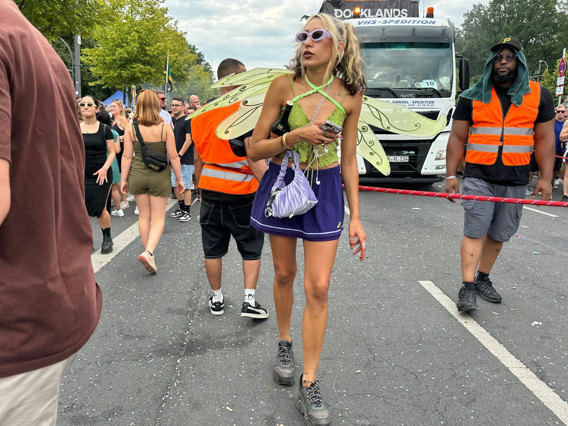 Ein Raver-Girlie, wie es im Buche steht.