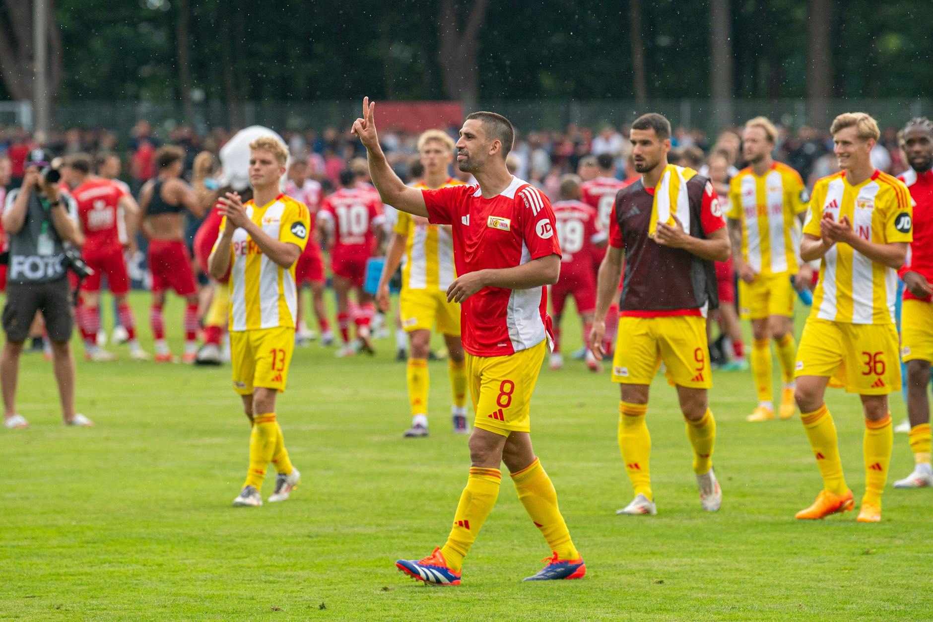 Rani Khedira und die Profis des 1. FC Union wurden nach der dürftigen Vorstellung in Greifswald natürlich trotzdem von den Fans des 1. FC Union gefeiert. 