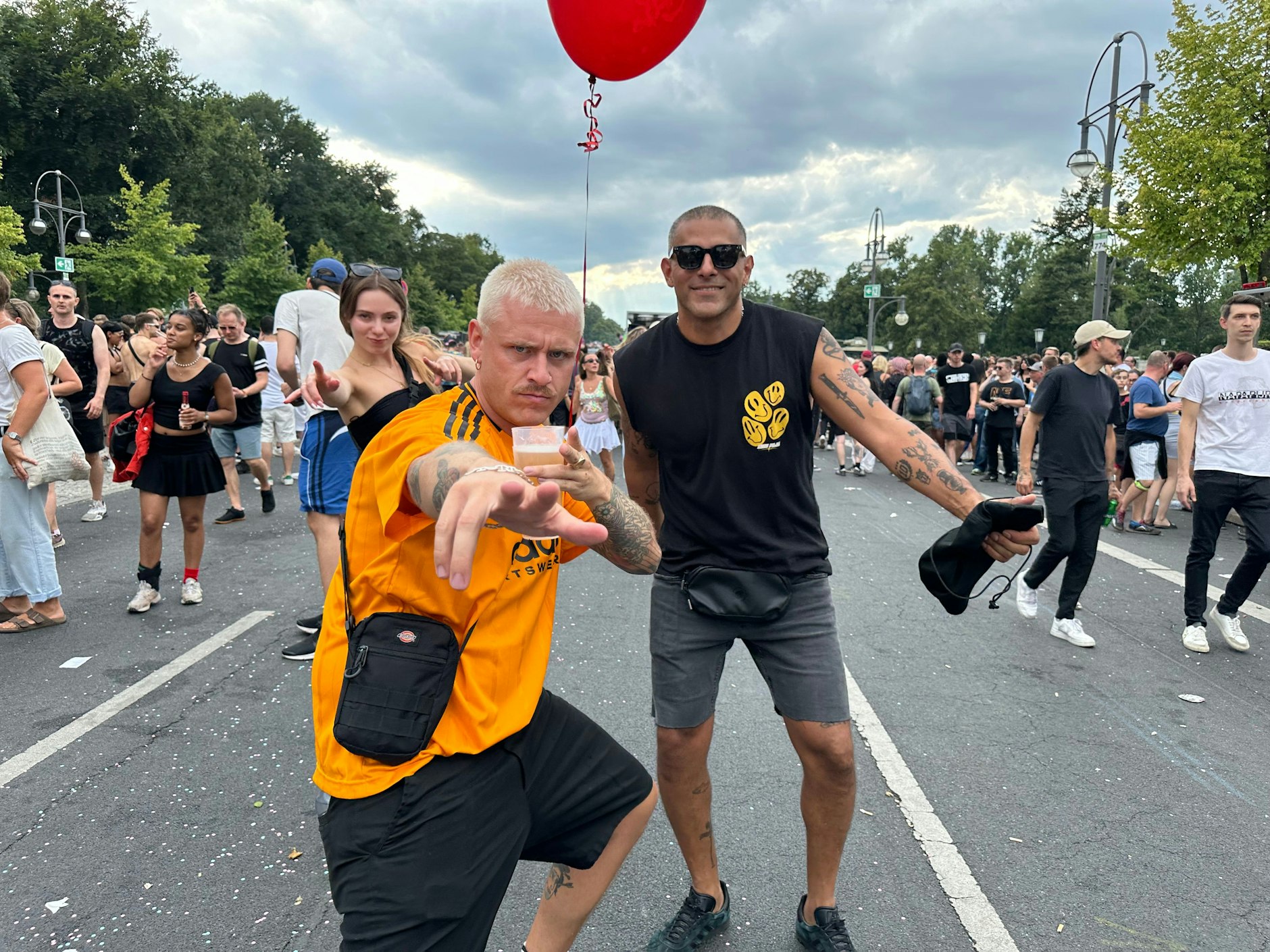 Posen will gekonnt sein. Diese Herrschaften wissen, wie es geht. Der blonde Herr insbesondere.