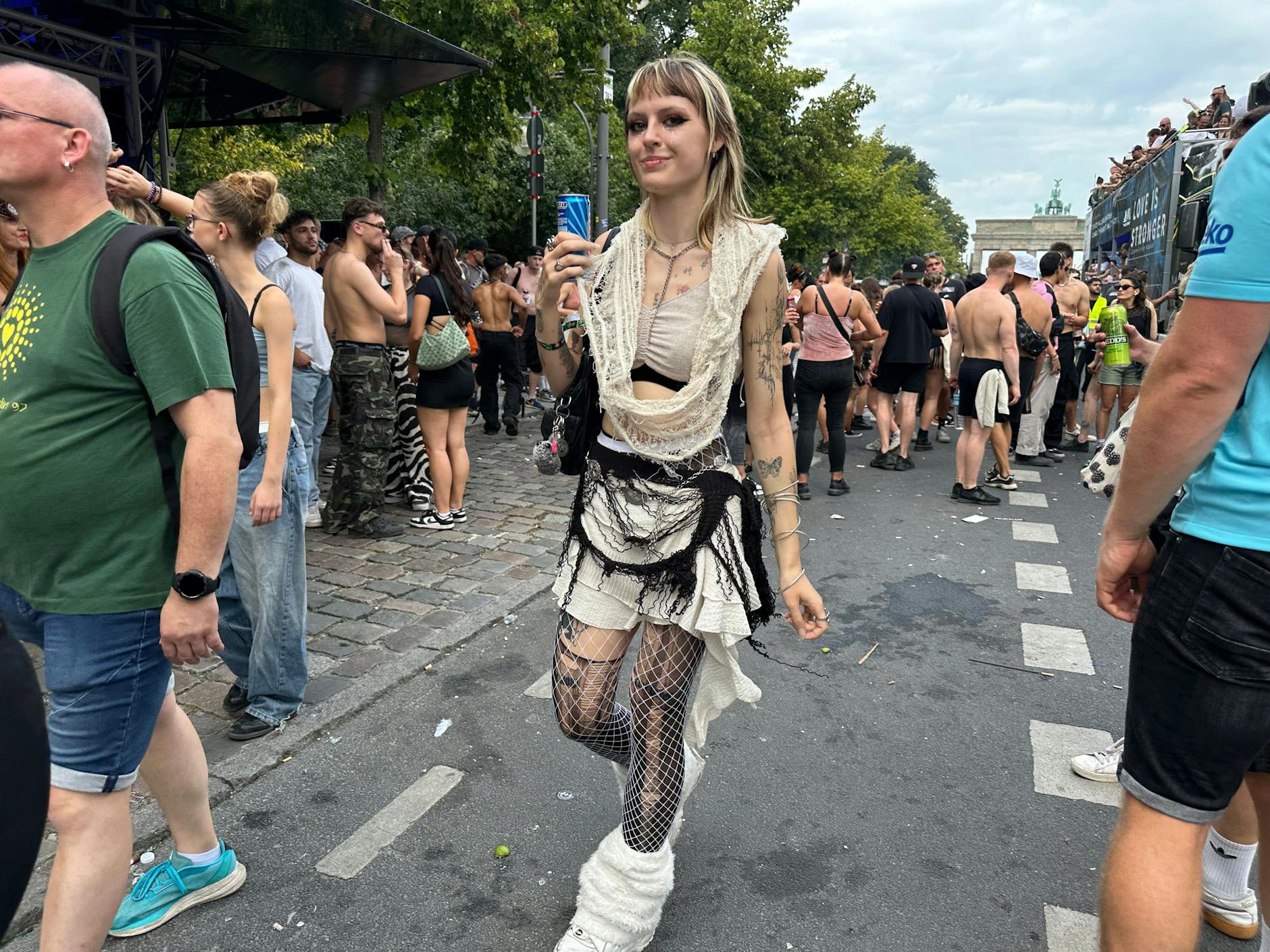 Raffiniert zerfetzten Strick sah man viel, hier eine Variante in Beige.