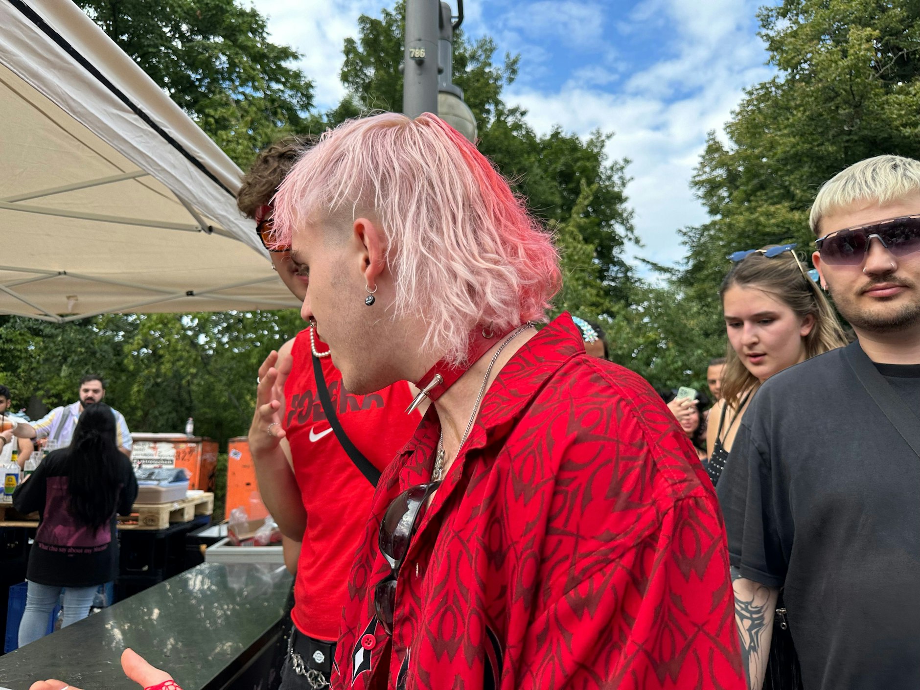Ein rosa-roter Vokuhila. Die einst verrufene Frisur ist 2024 in der Mitte der Gesellschaft angekommen und auf der Technoparade in vielen Variationen zu sehen.