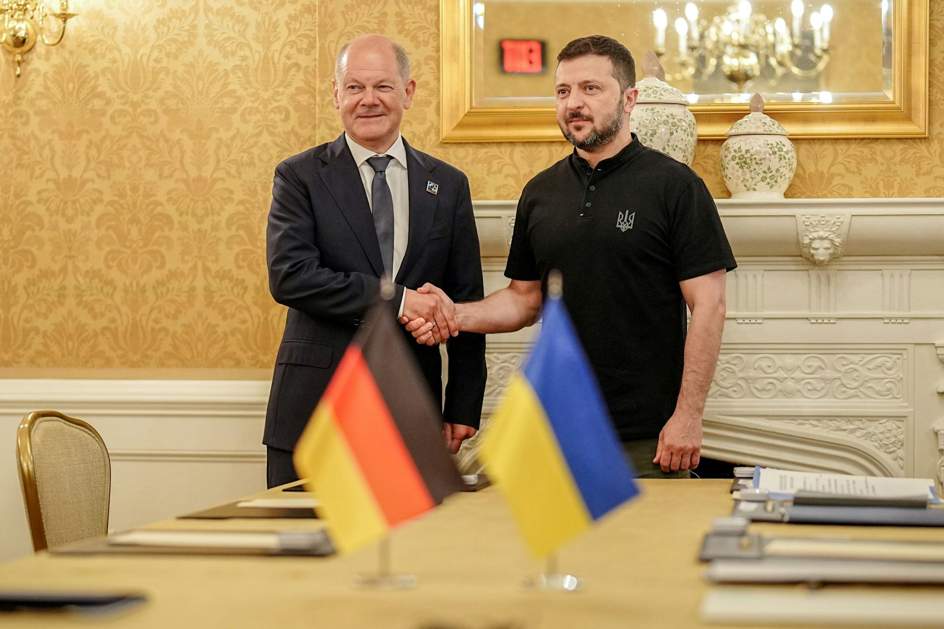 Bundeskanzler Olaf Scholz (l., SPD) traf im Juni am Rande des Nato-Gipfels Wolodymyr Selenskyj, Präsident der Ukraine, zu einem Gespräch. (Archivbild)