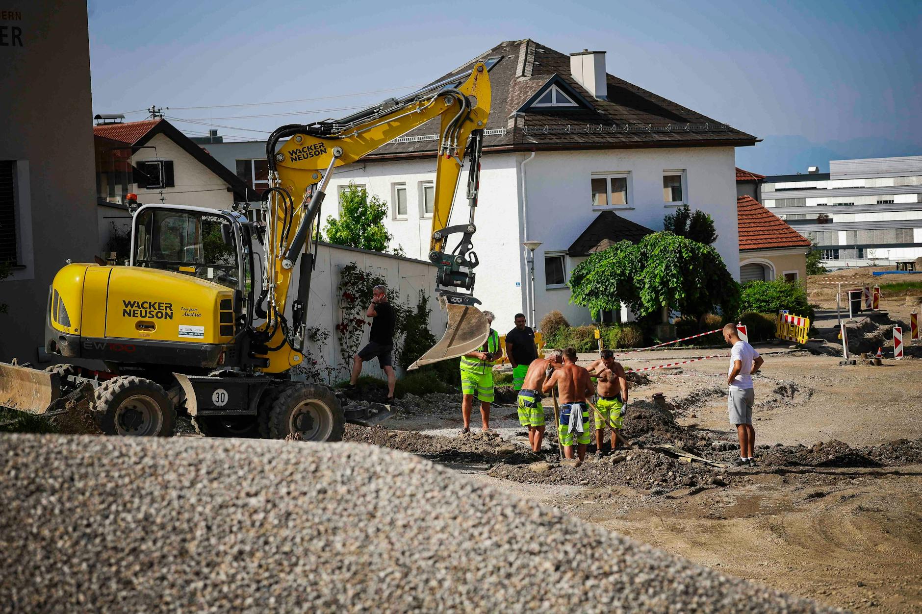 Zwischen einer Seniorin und ein paar Bauarbeitern in Sachsen eskalierte es (hier: Symbolbild einer Baustelle).