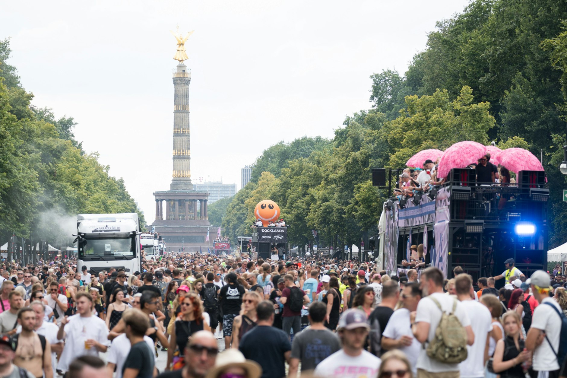 Technoparade „Rave The Planet“ auf der Straße des 17. Juni in Berlin.