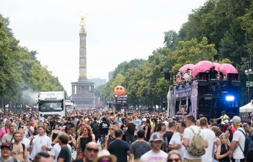 Zehntausende feiern bei „Rave The Planet“ in Berlin
