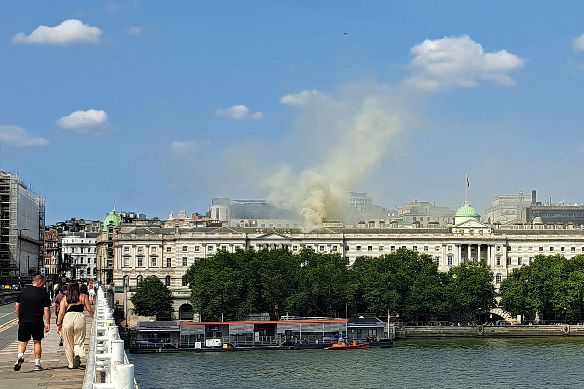 Rauch über dem Somerset House in London.