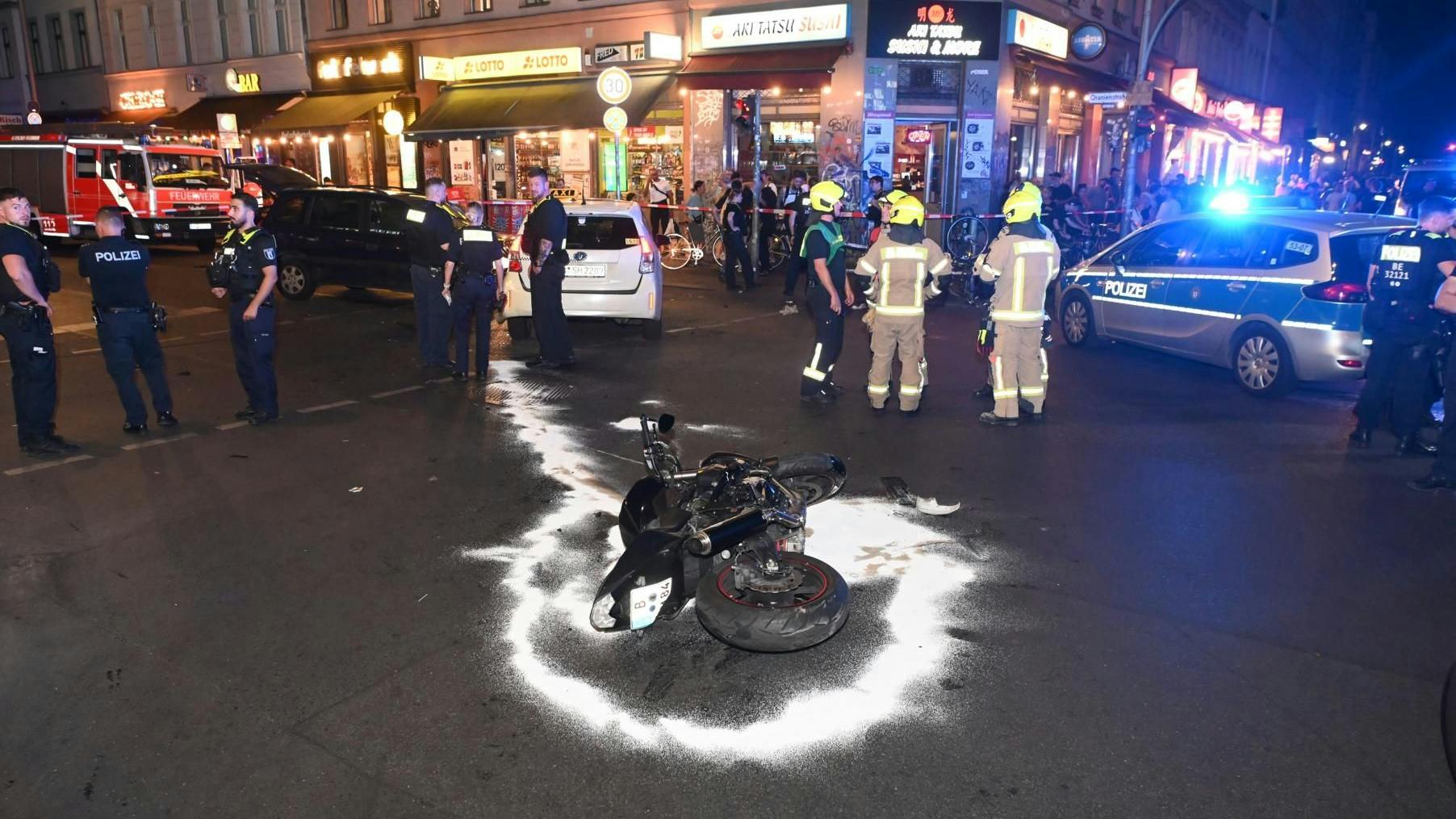 Der Motorradfahrer, der bei dem Unfall in Kreuzberg besonders schwer verletzt wurde, kam in eine Klinik.