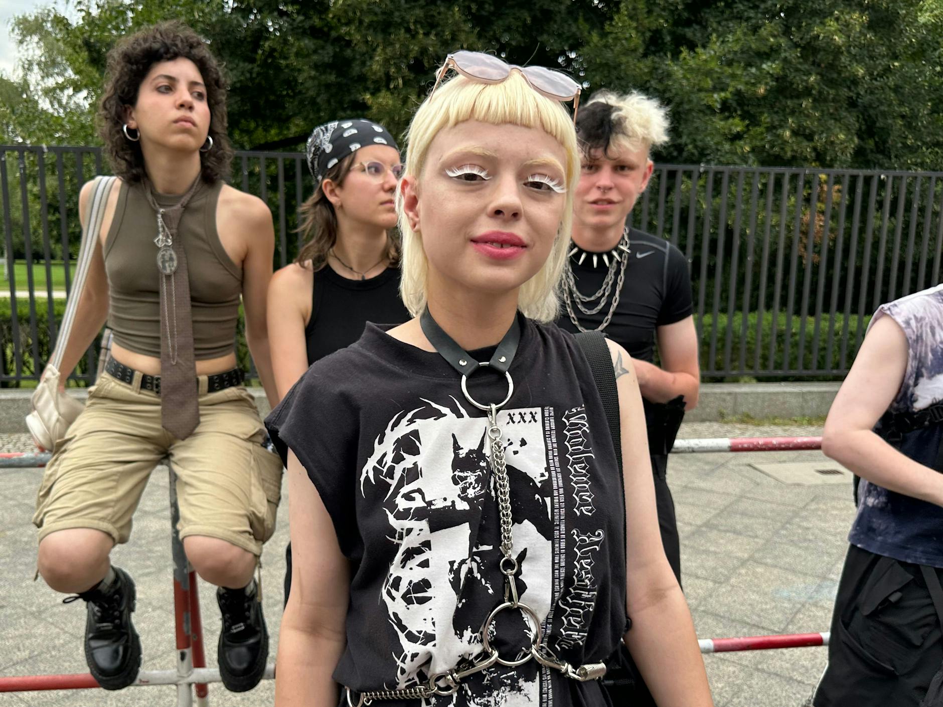 Noch mal blond – und zwar sehr konsequent samt Augenbrauen und Wimpern