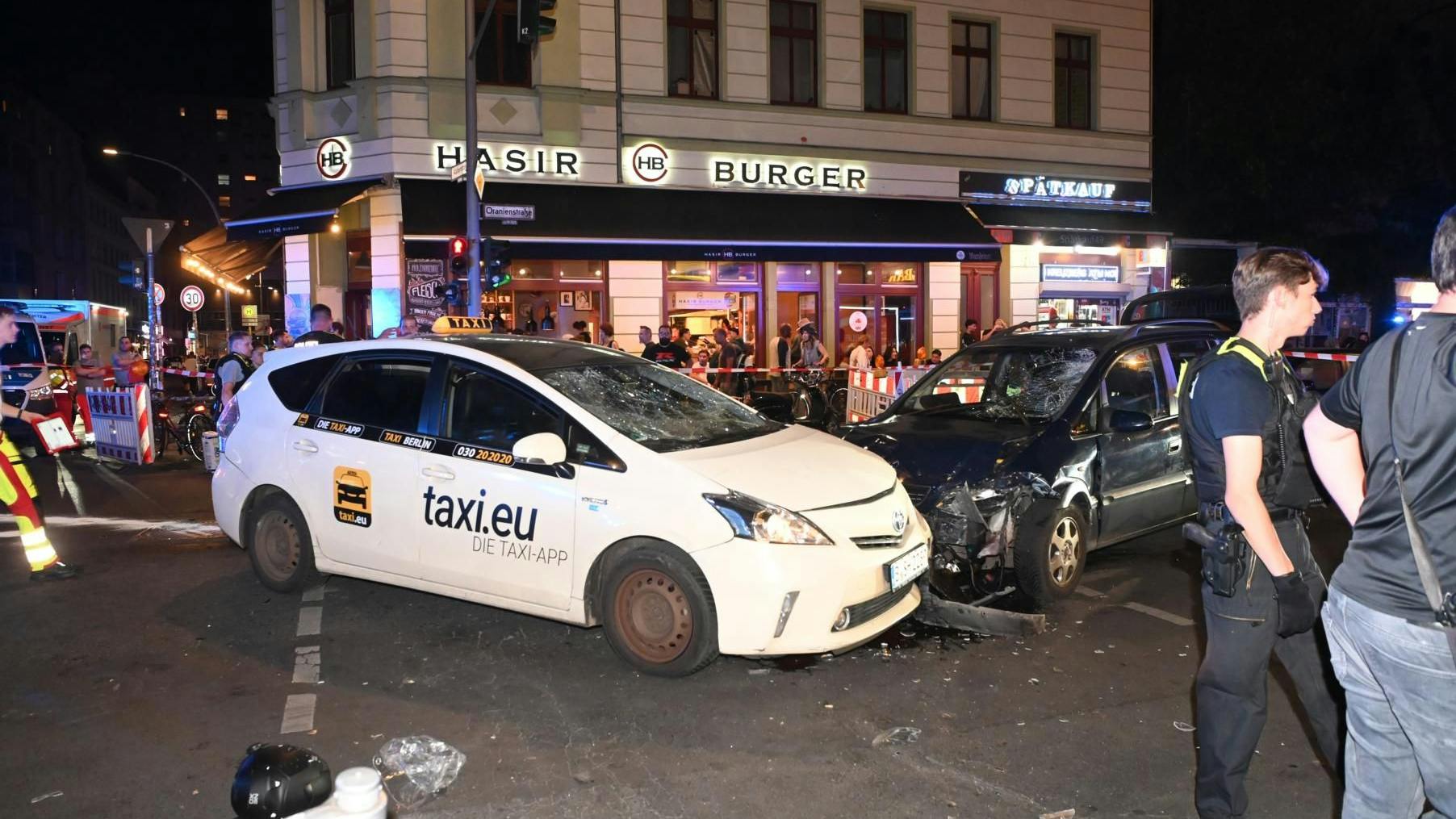 In den folgenschweren Unfall an der Kreuzung Oranienstraße Ecke Adalbertstraße war auf ein Taxi verwickelt.
