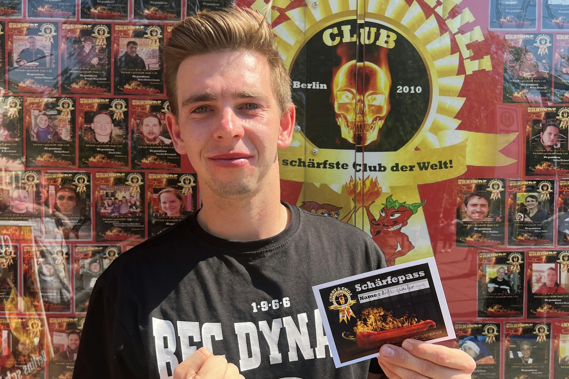 Die Augen sind noch leicht glasig: Nils Weiler, Co-Trainer des BFC Dynamo, und der personalisierte „Schärfepass“ als Beweis für den bestandenen Härtetest.