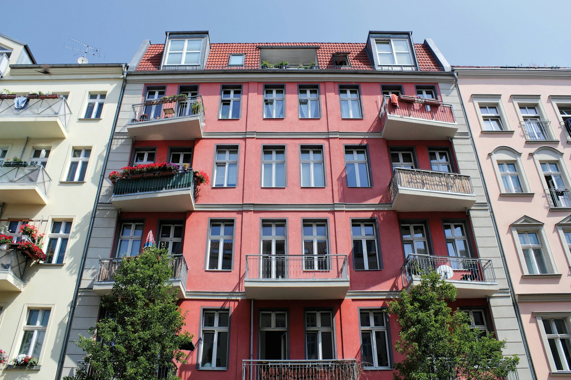 Flüchtige Gespräche im Treppenhaus oder von Balkon zu Balkon: Ob wir nicht mehr für unsere Nachbarn da sein sollten?