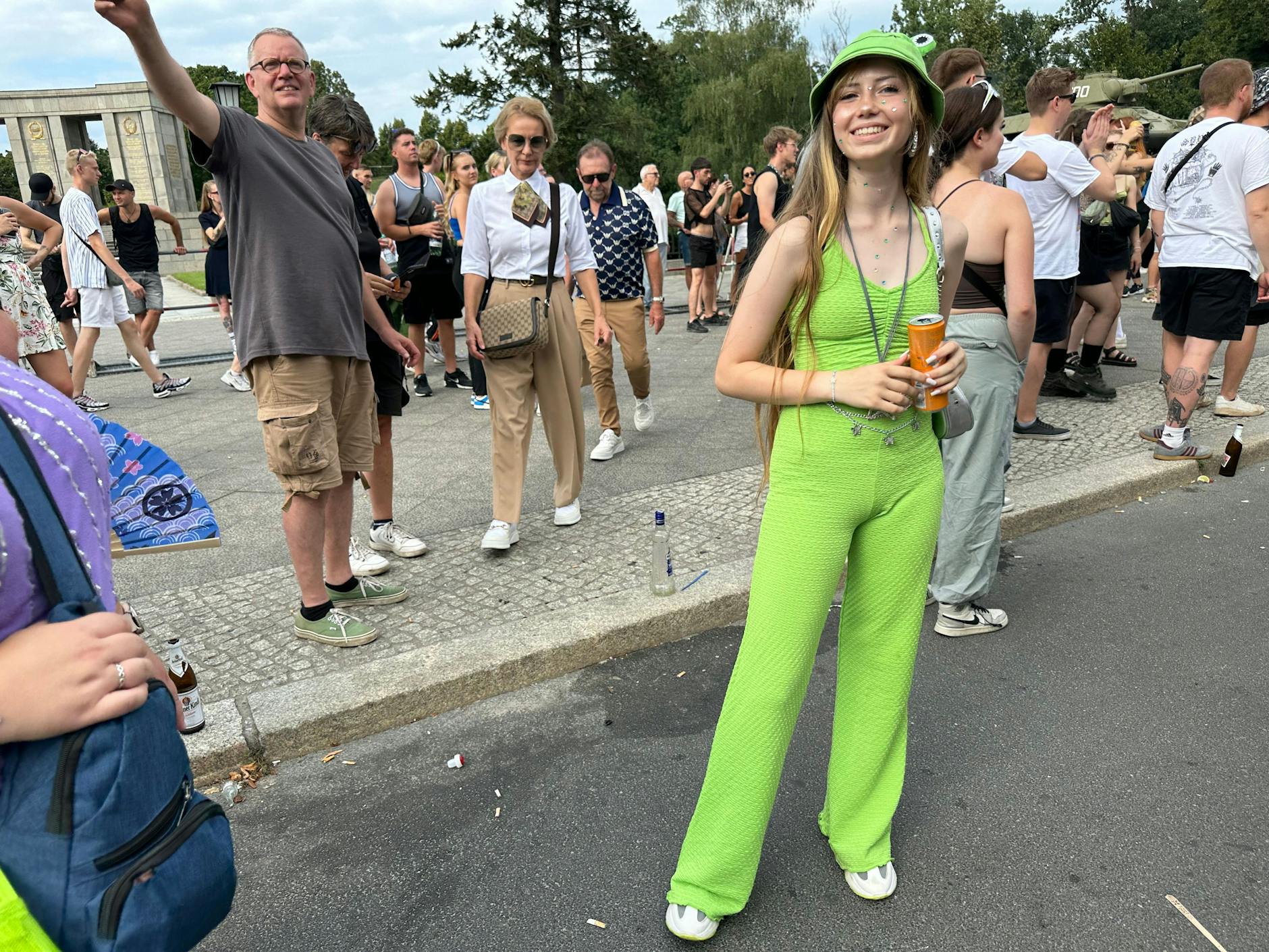 Ein junger Frosch steht brav am Rand, denn im Hintergrund rücken die Großeltern an. Da muss man sich schließlich von der besten Seite zeigen.