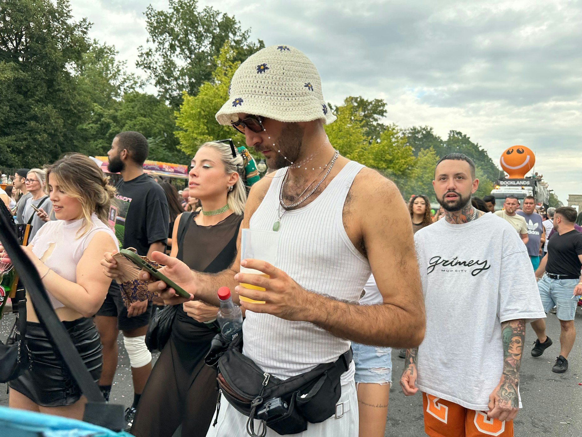 Ein Strickmützchen zum Unterhemd, dieser Vibe passt zur Parade.