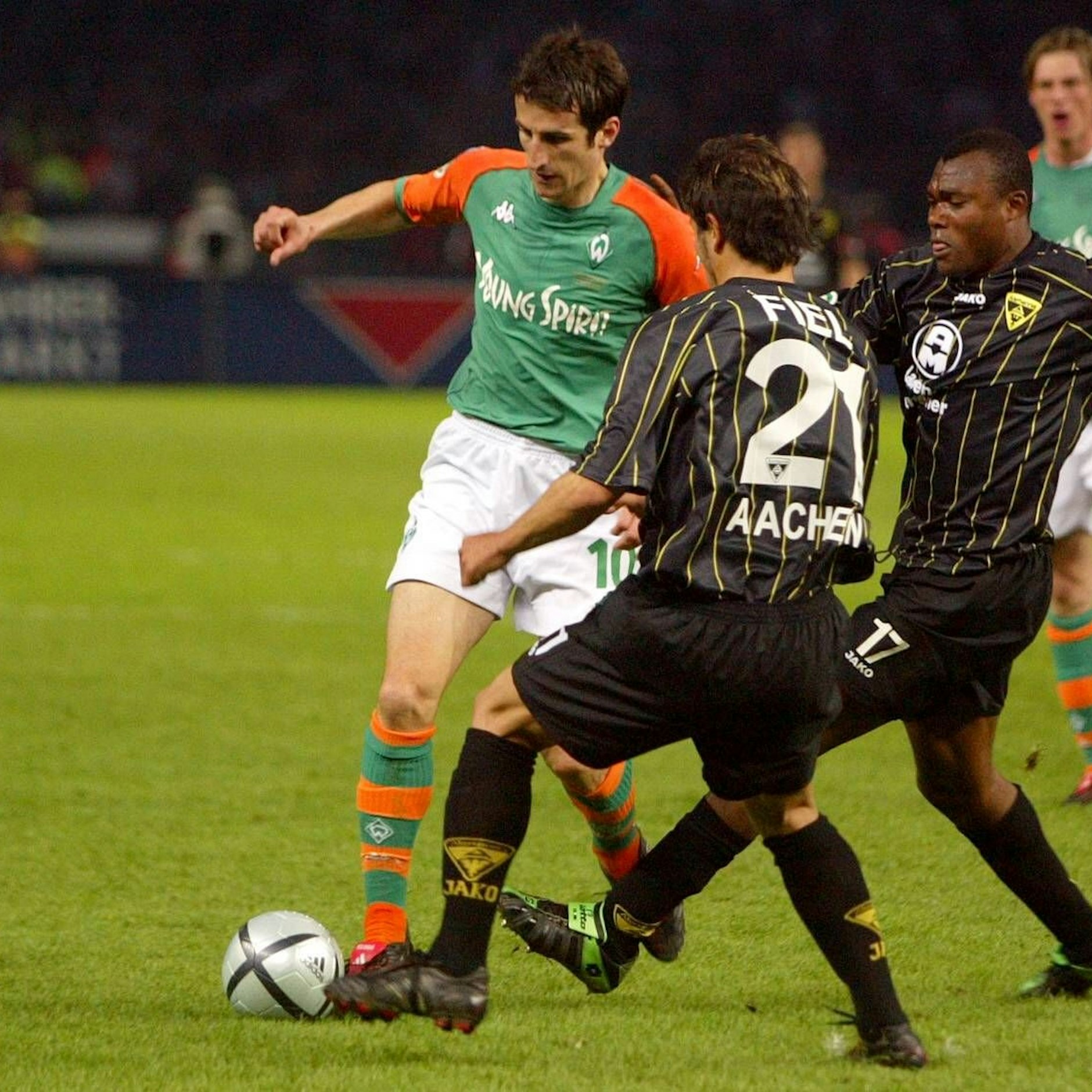 Lang ist es her! Cristian Fiel (vorn) mit Alemannia Aachen im Pokalendspiel 2004 gegen Werder Bremen.