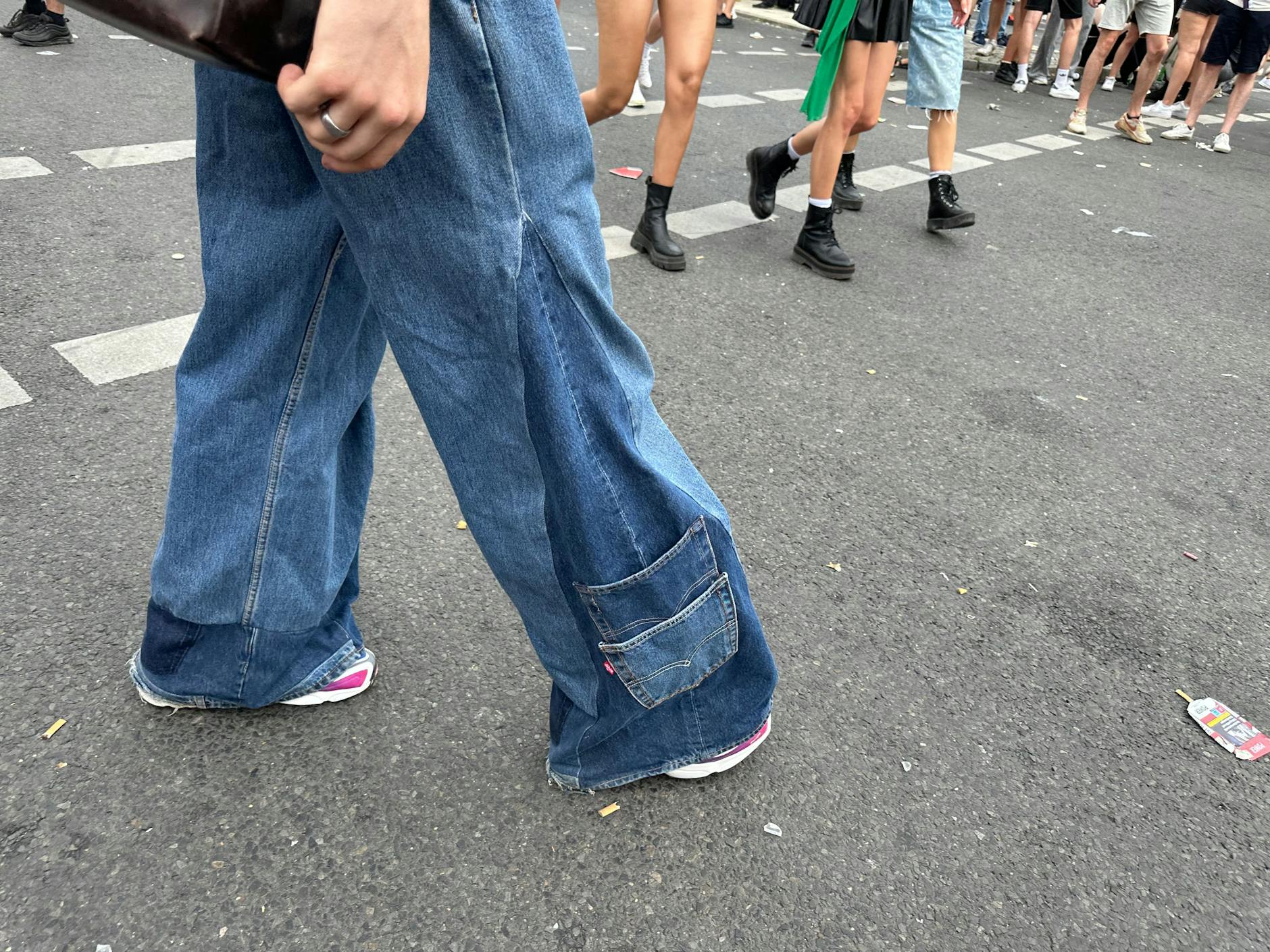 Superweite Jeans mit Tasche unten, vielleicht selbstgemacht?